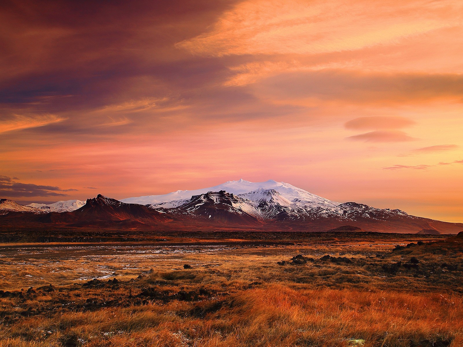 Равнины и горы в Исландии на закате солнца