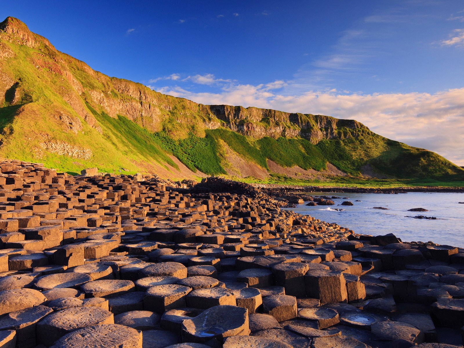 Ступенчатые скалы на берегу в Ирландии