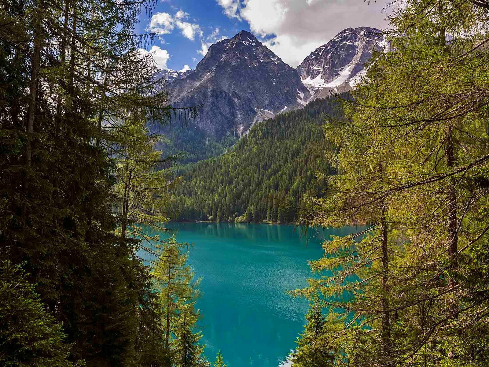 Лазурное озеро в итальянских Альпах