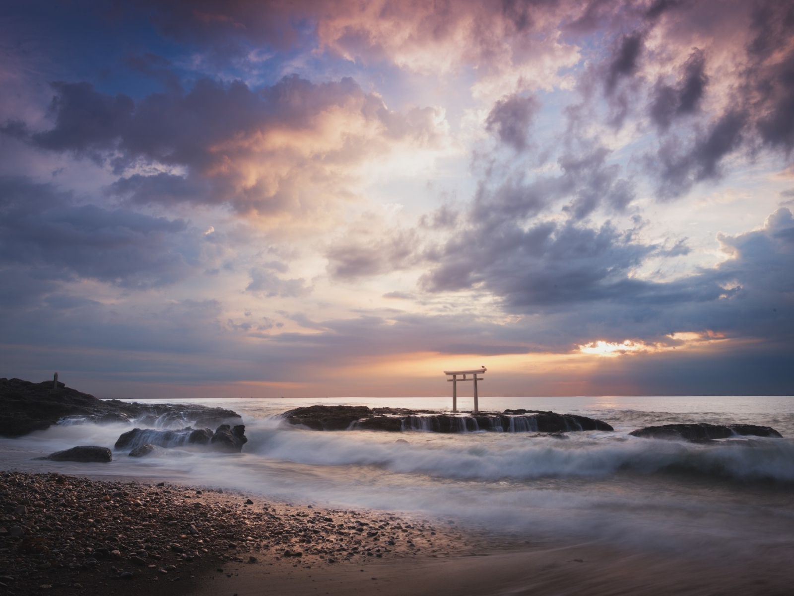 Японская арка на берегу моря