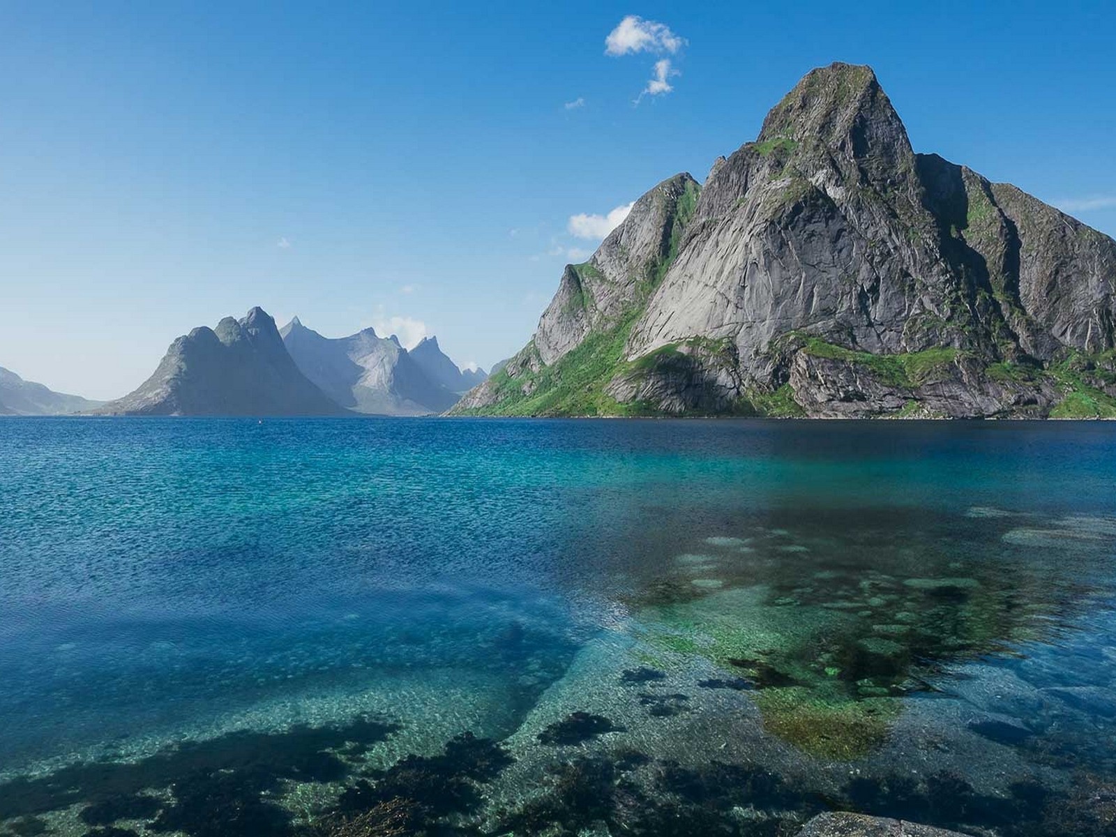 Голубая вода на Лофотенских островах, Норвегия