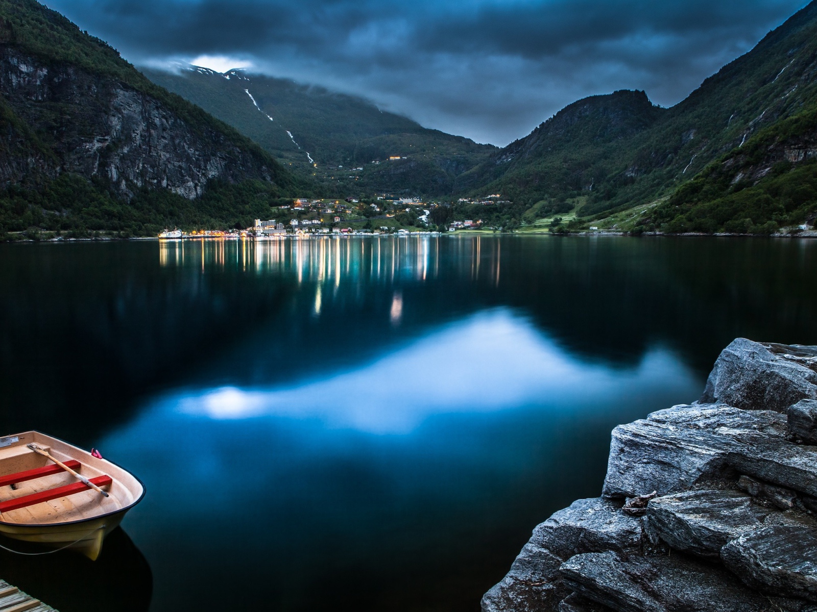 Лодка у пристани горного озера в Норвегии