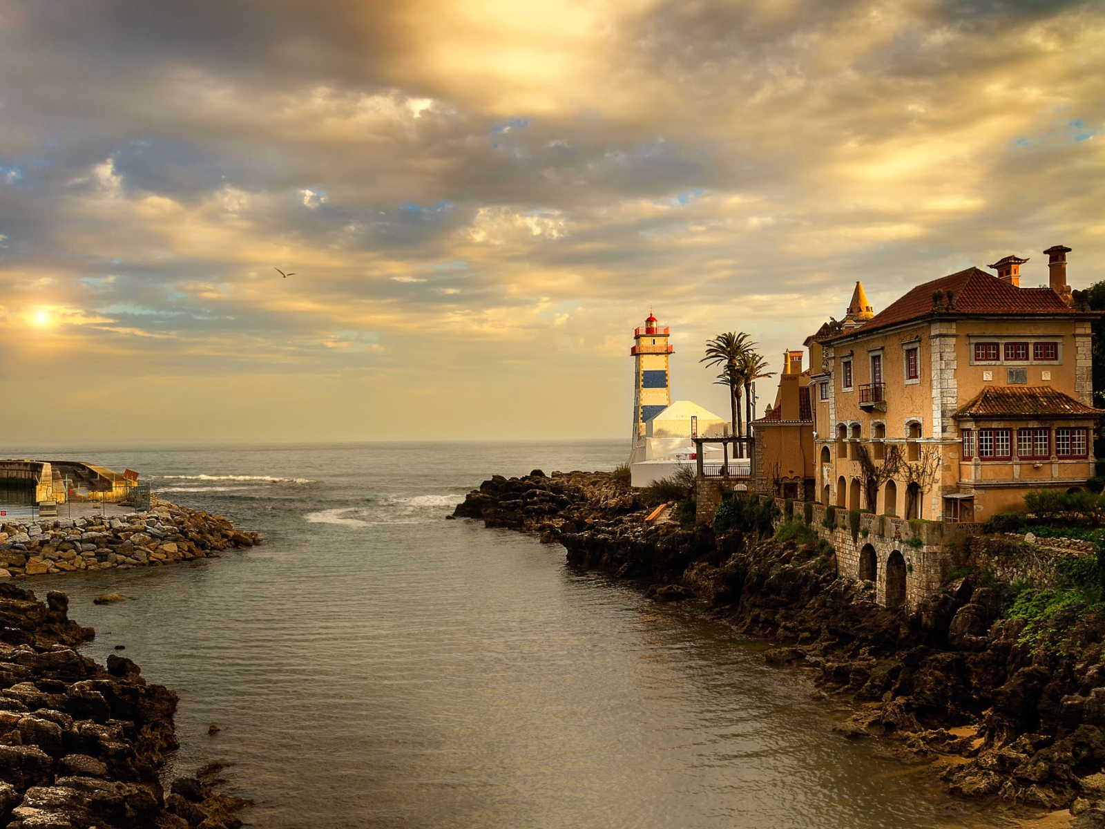 Устье реки у моря в Португалии