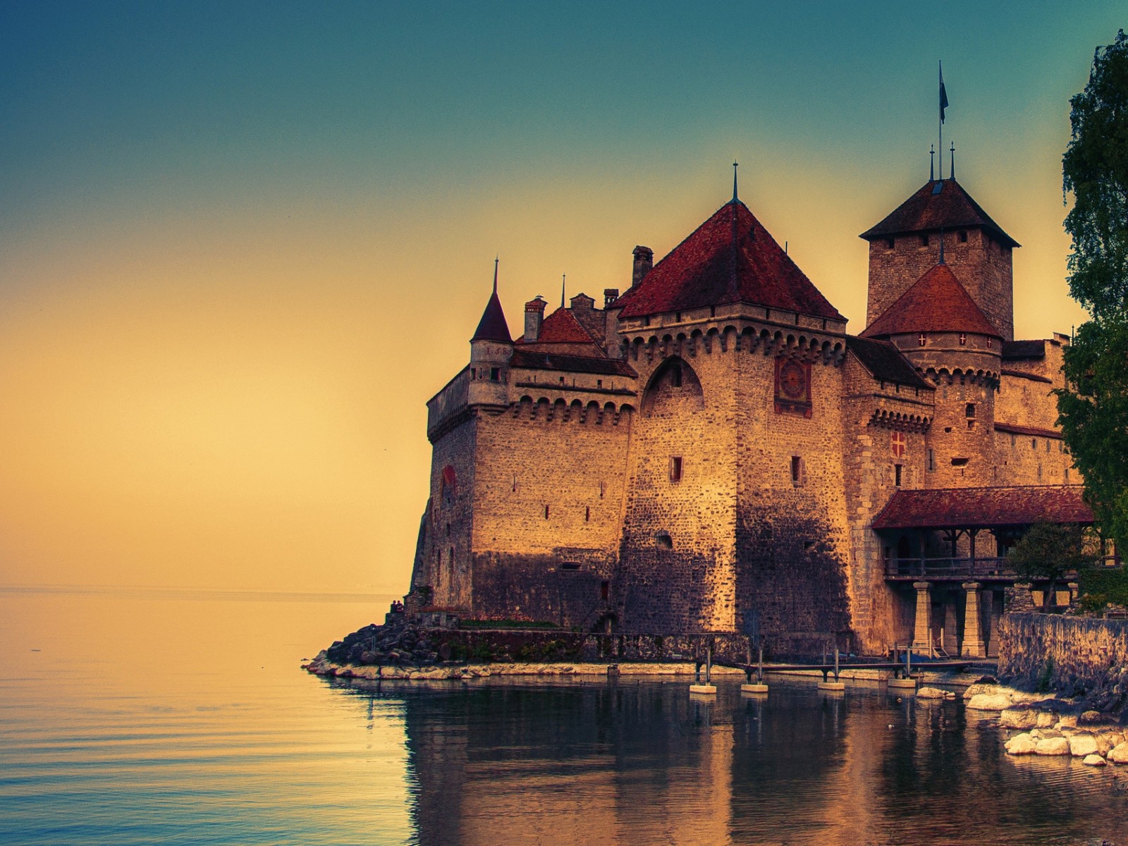 Шильонский замок на берегу Женевского озера