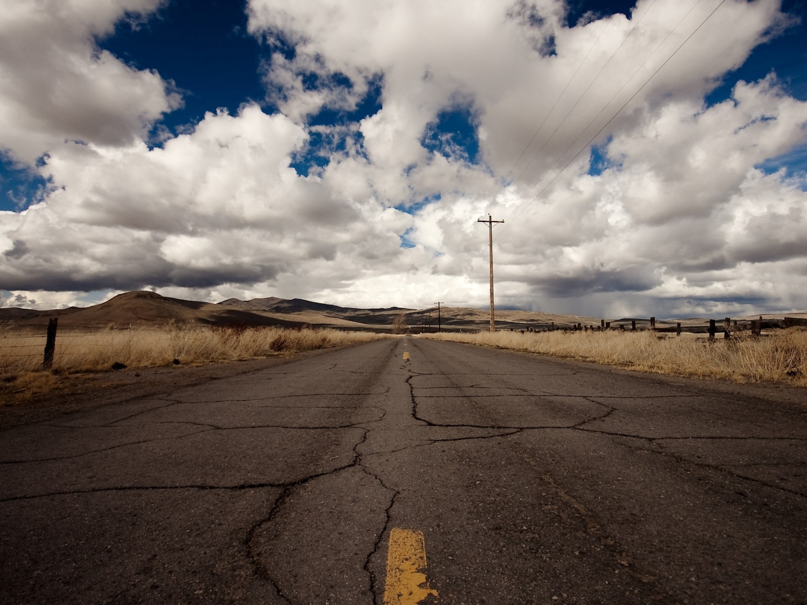 Трещины на асфальте в пустыне