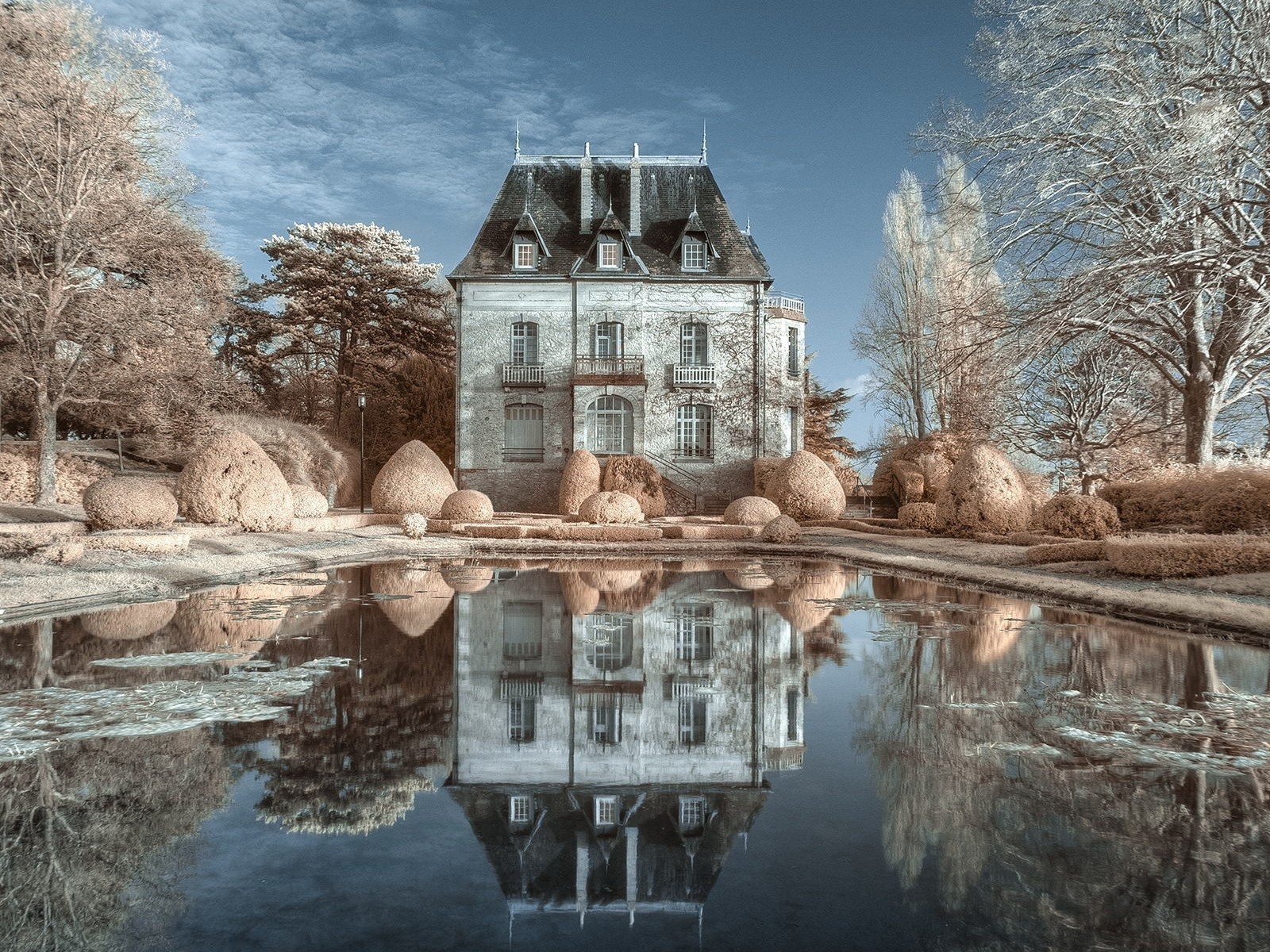 Сказочный замок зимой