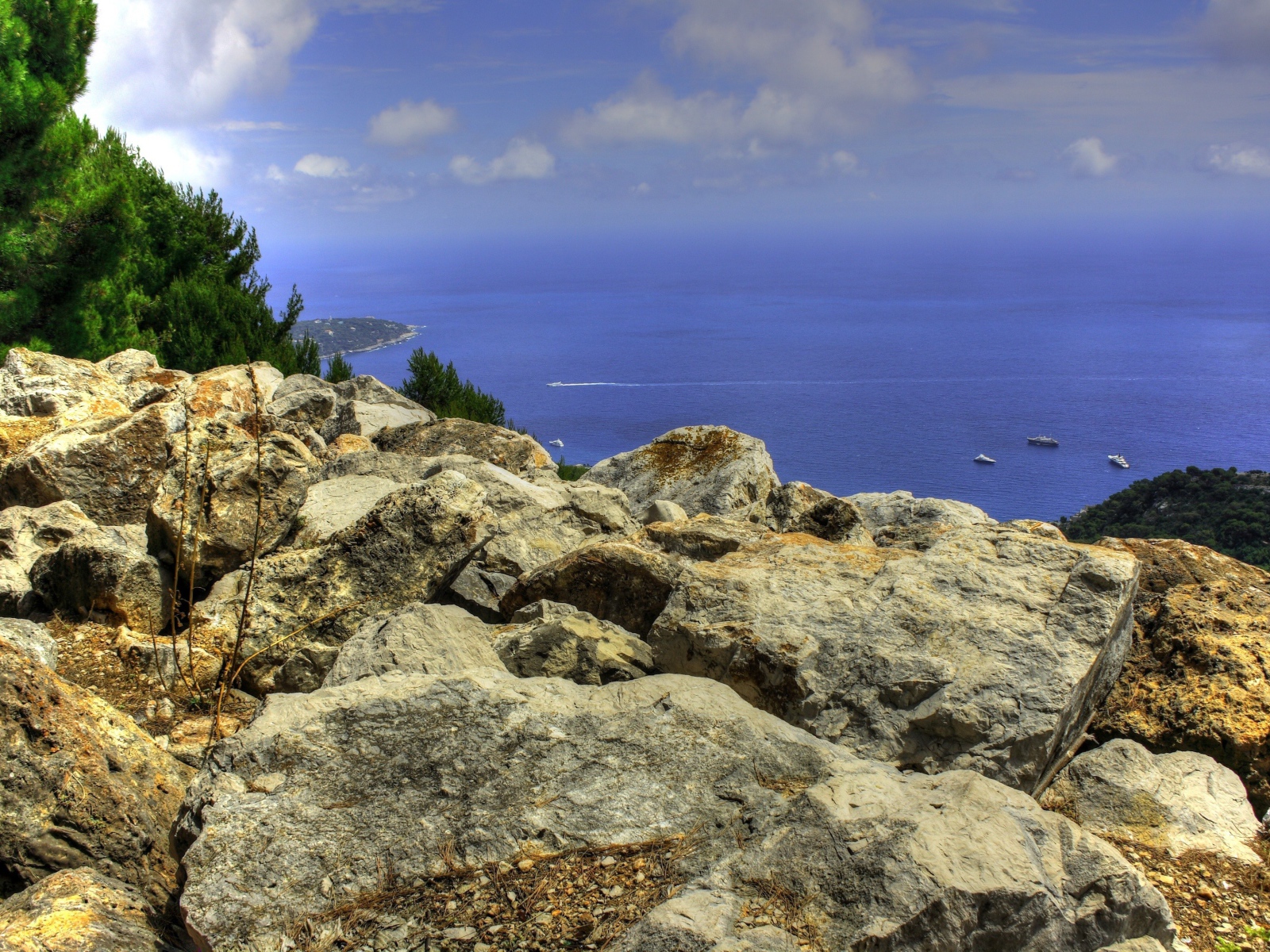 Скалистый берег Средиземного моря