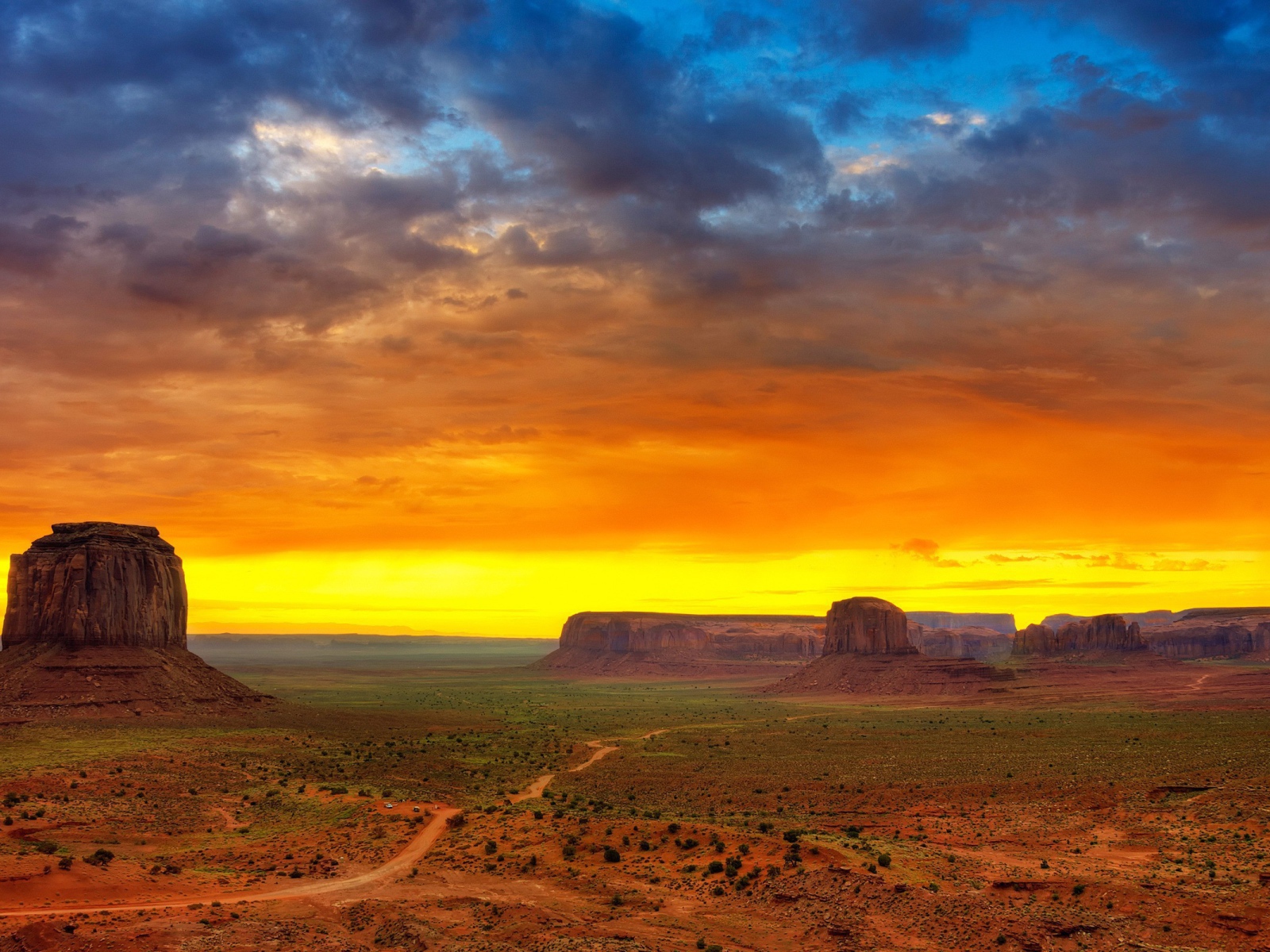 Яркий закат в Долине монументов