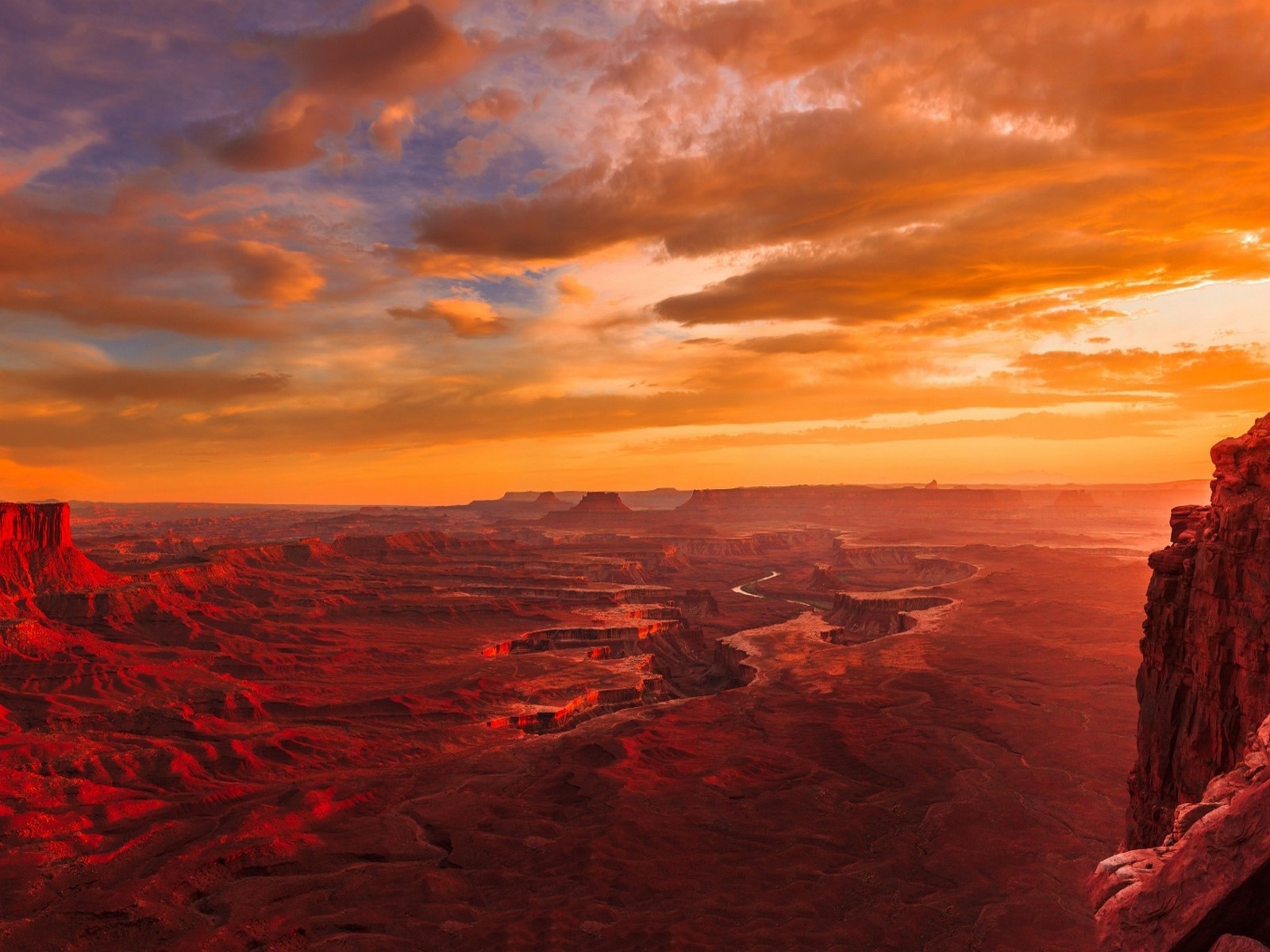 Красный закат в Национальном парке Страна каньонов, США