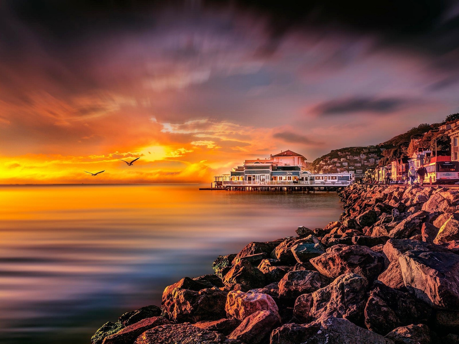 Скалистый берег на закате, Калифорния