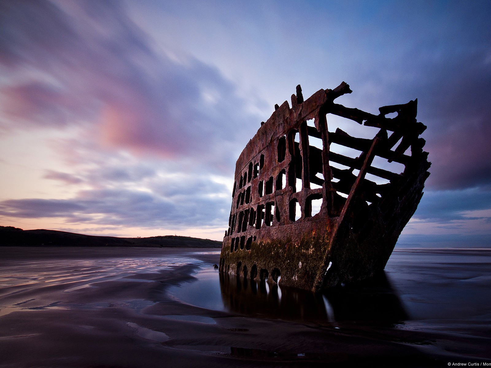 Ржавый каркас корабля у берега, Орегон