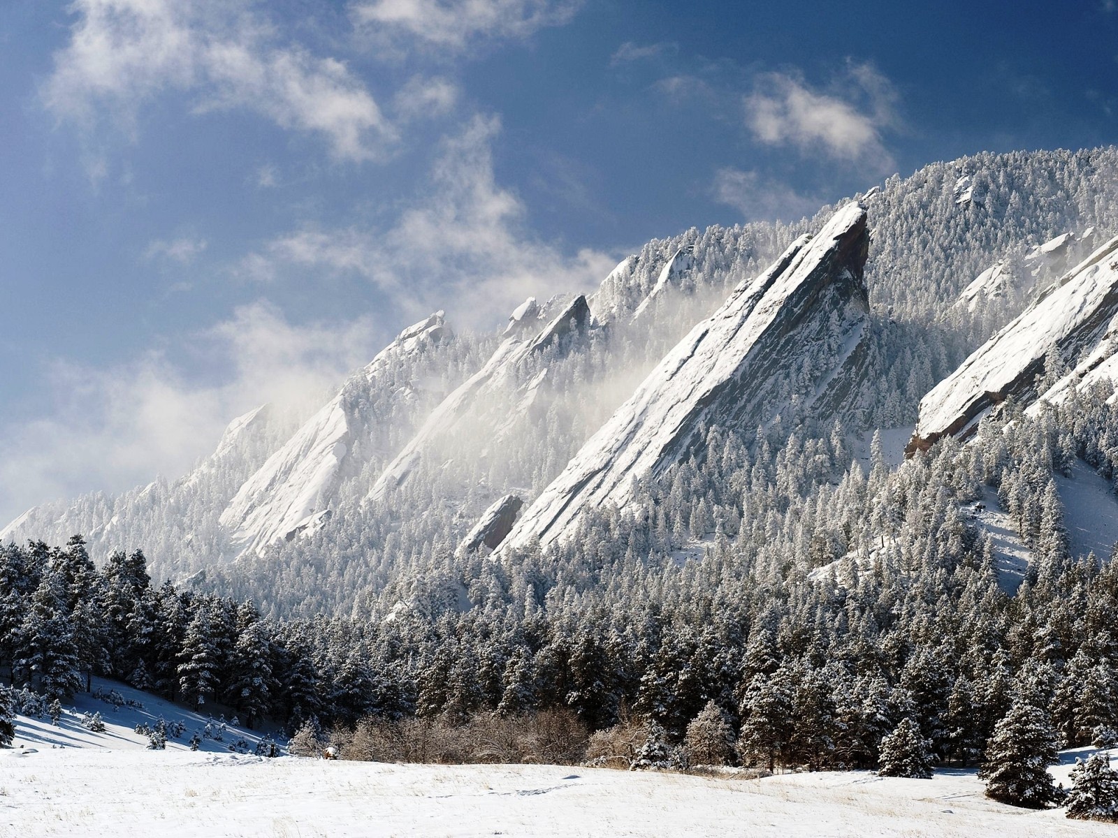 Заснеженные скалы в горах Колорадо