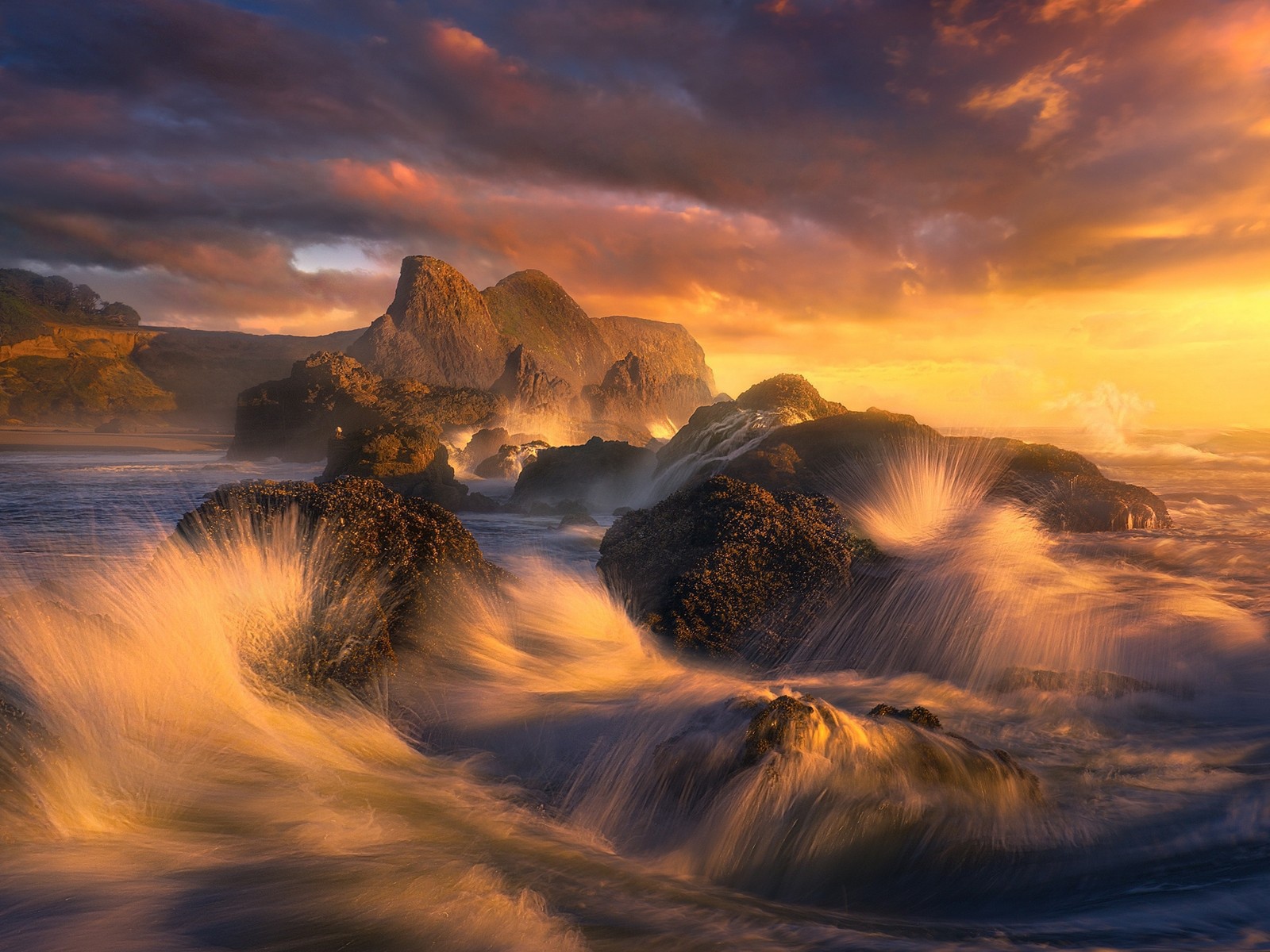 Волны разбиваются о камни у побережья в Орегоне