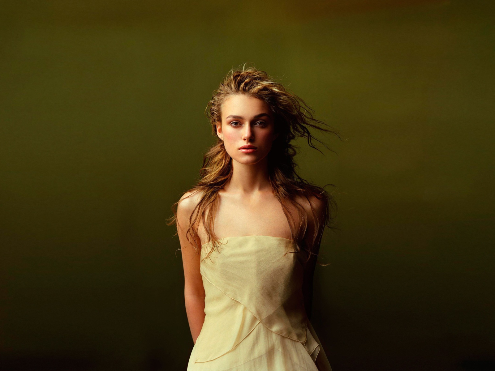 Красивая Кира Найтли на зеленом фоне