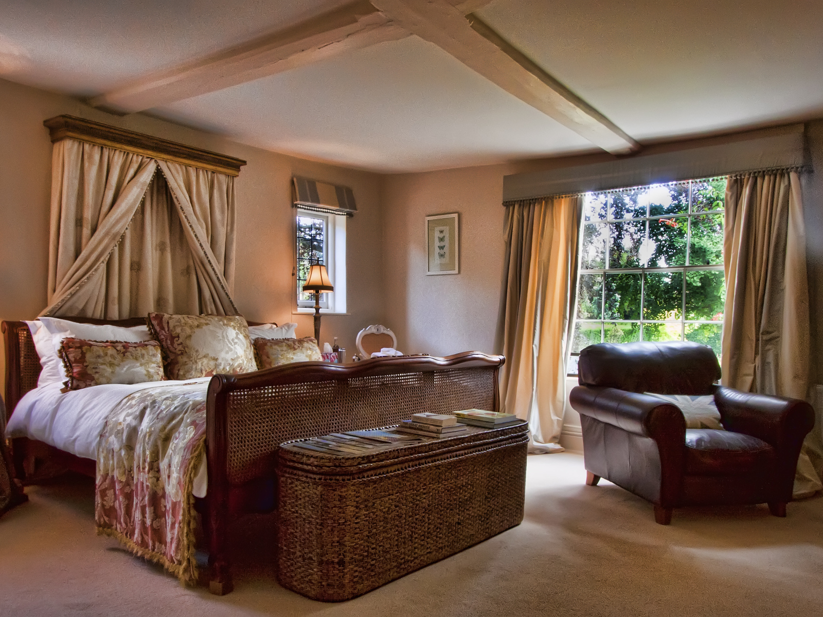 Кровать в загородном доме