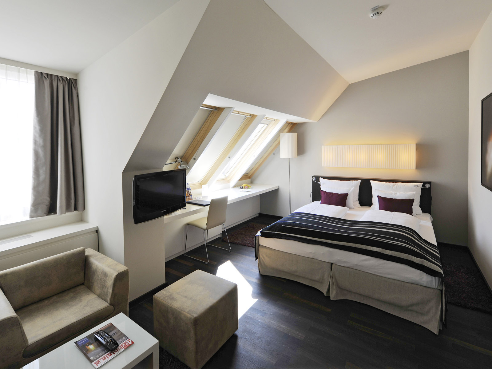 Спальня в доме на мансарде