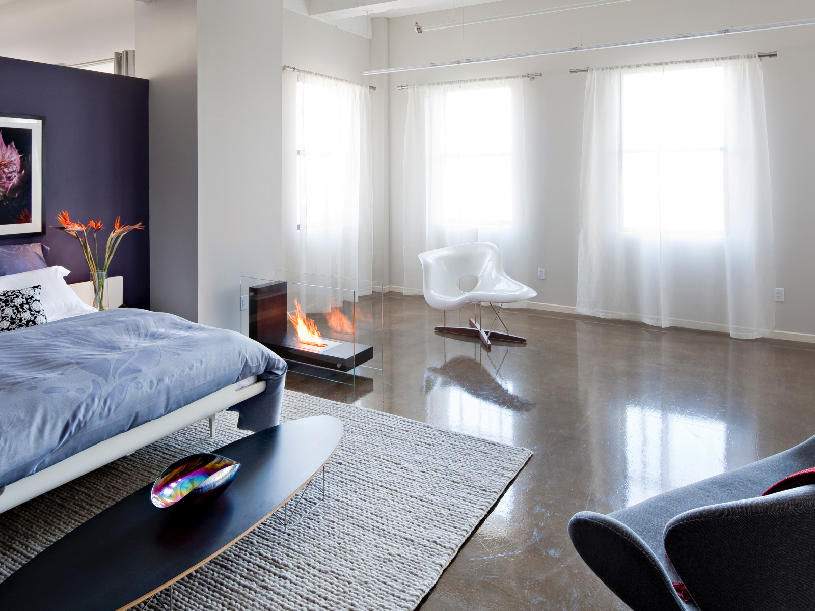 Спальня с белыми шторами