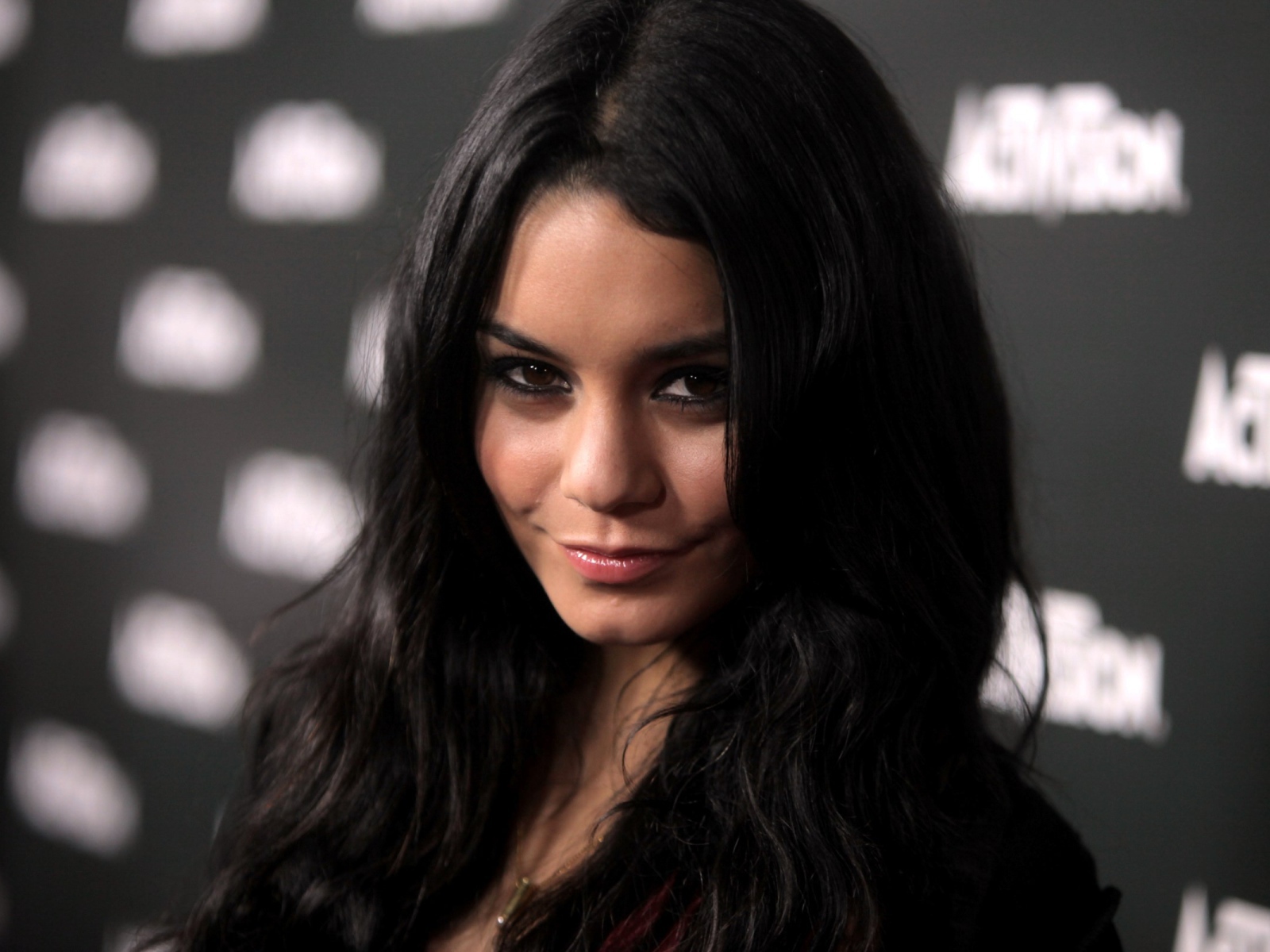 Брюнетка Ванесса Хадженс