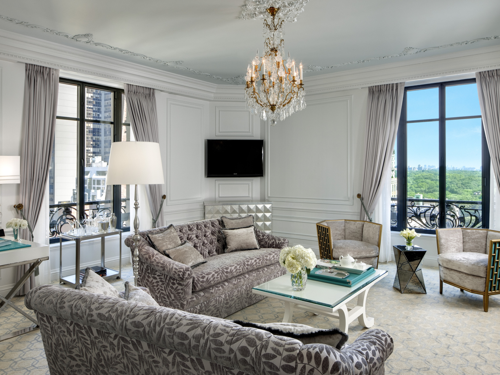 Большой зал с люстрой