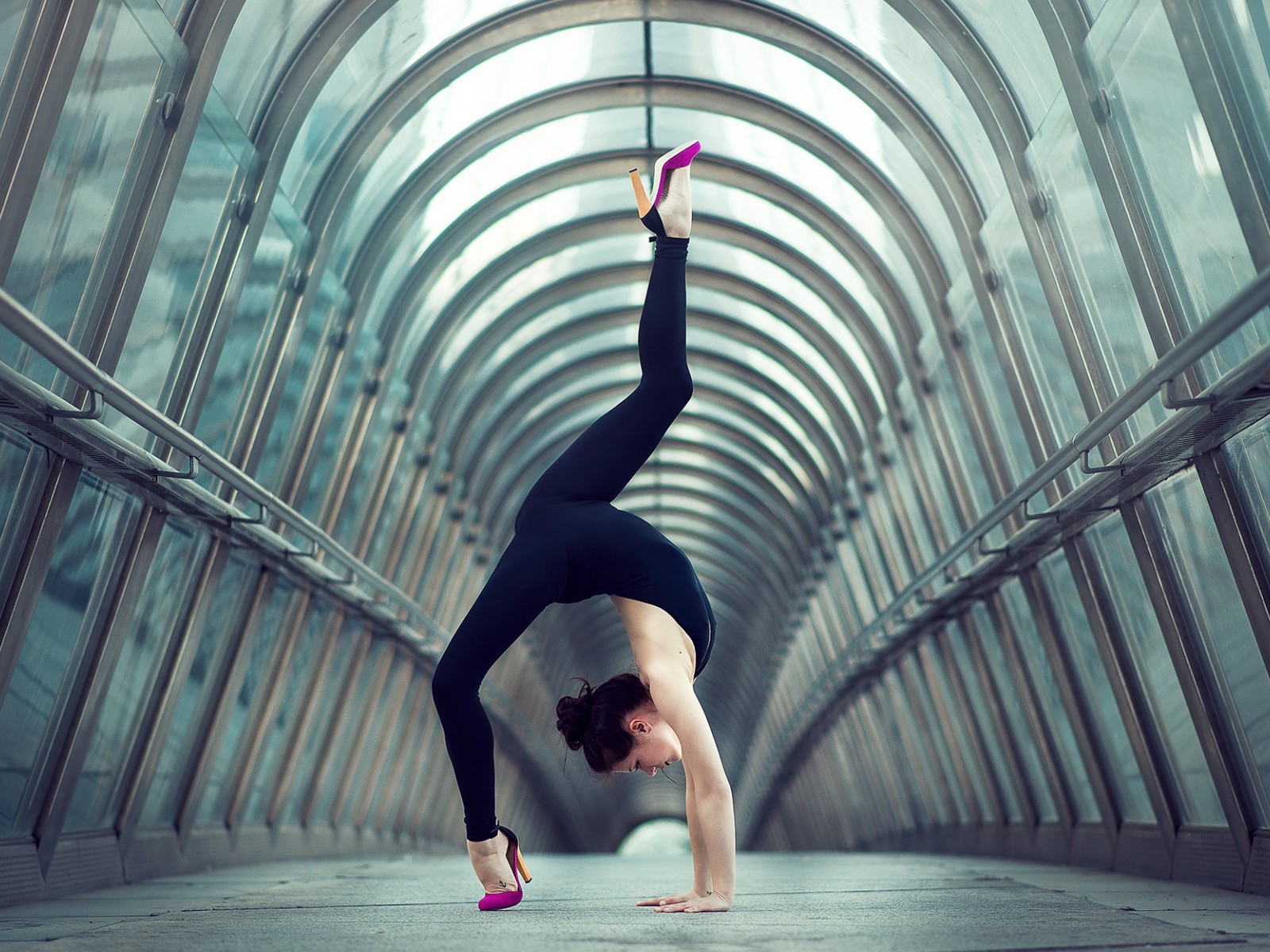 Гимнастка делает упражнение в галерее