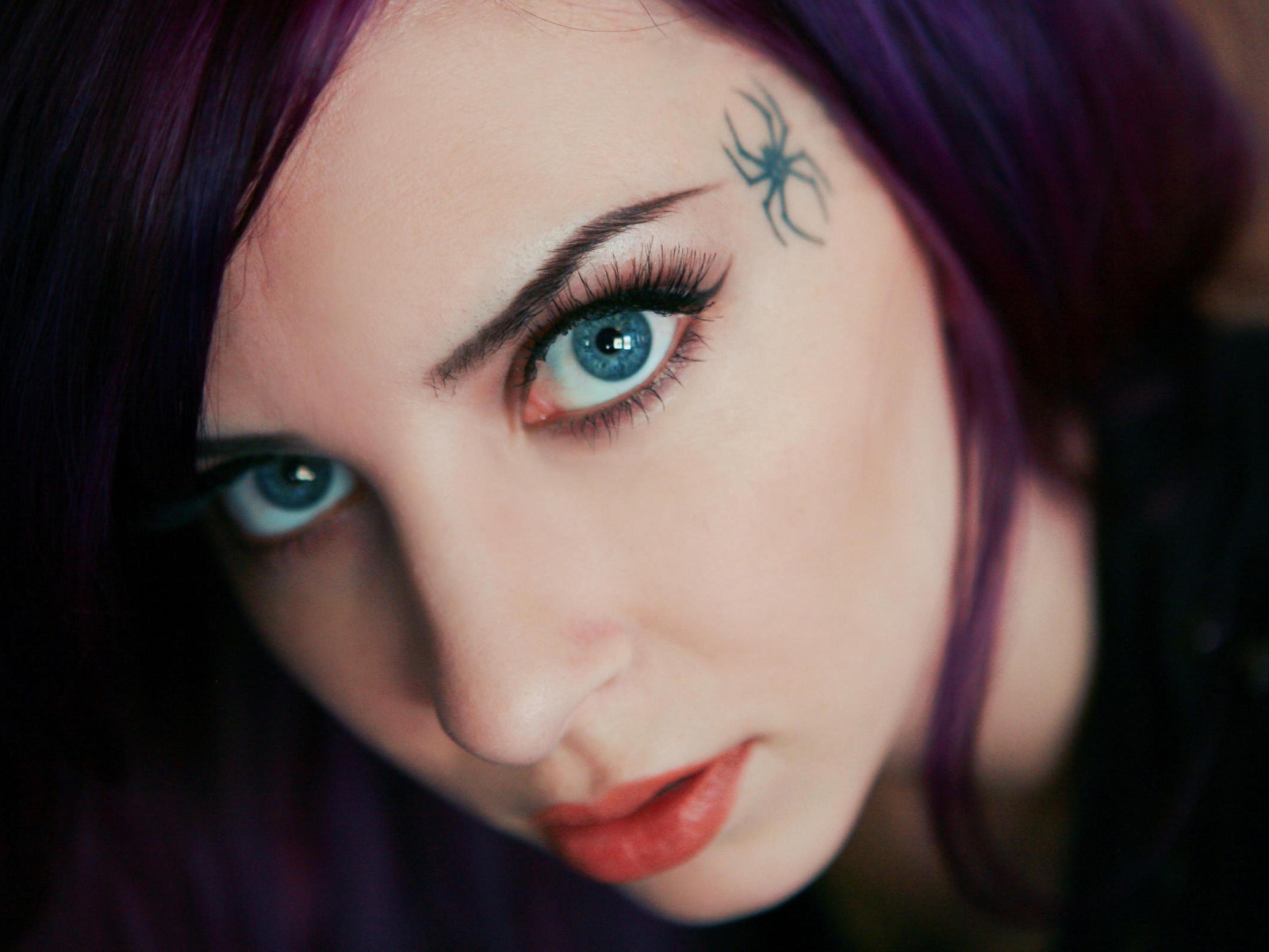 Тату паук на виске у девушки