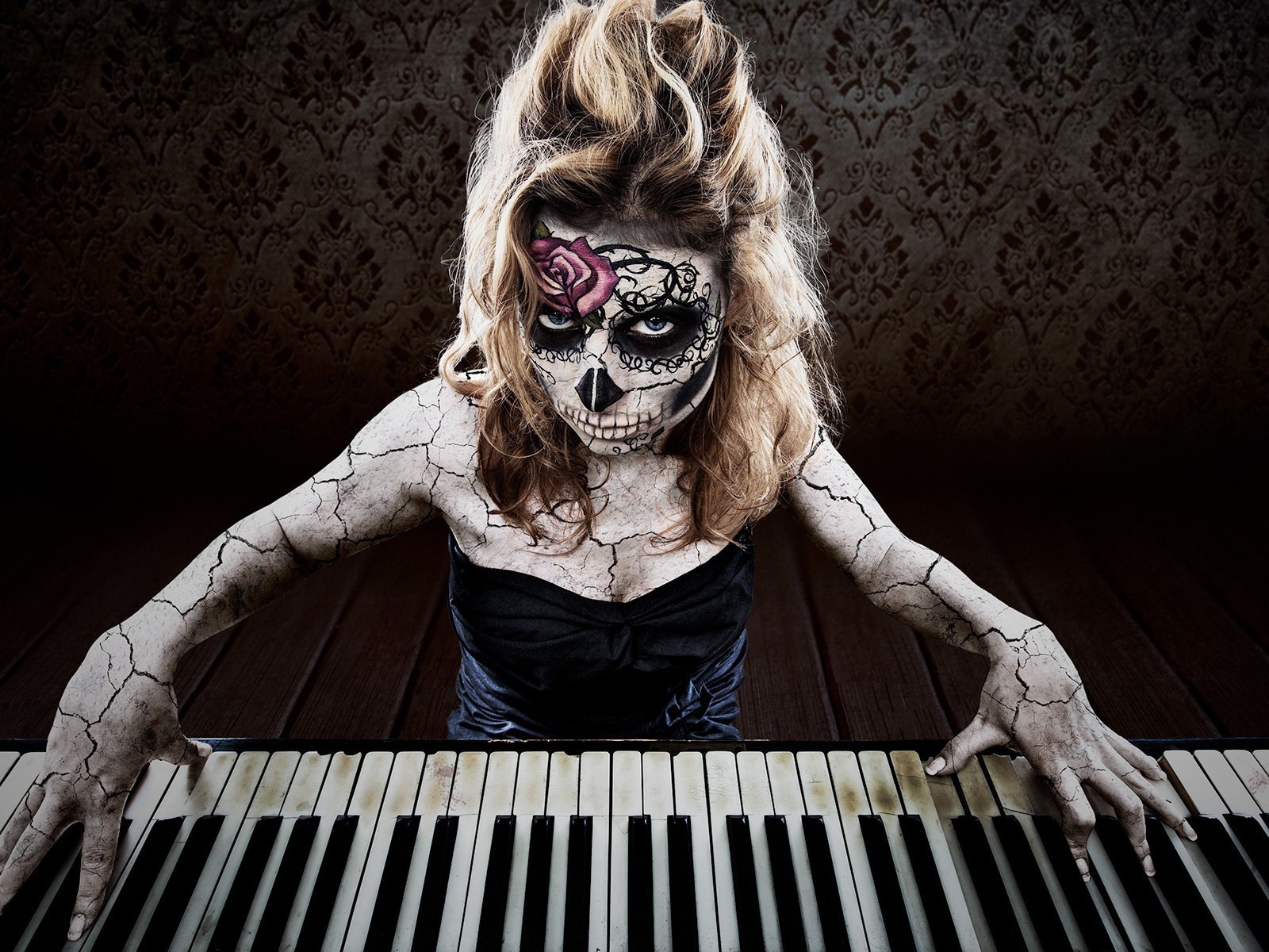 Татуированная девушка играет на пианино