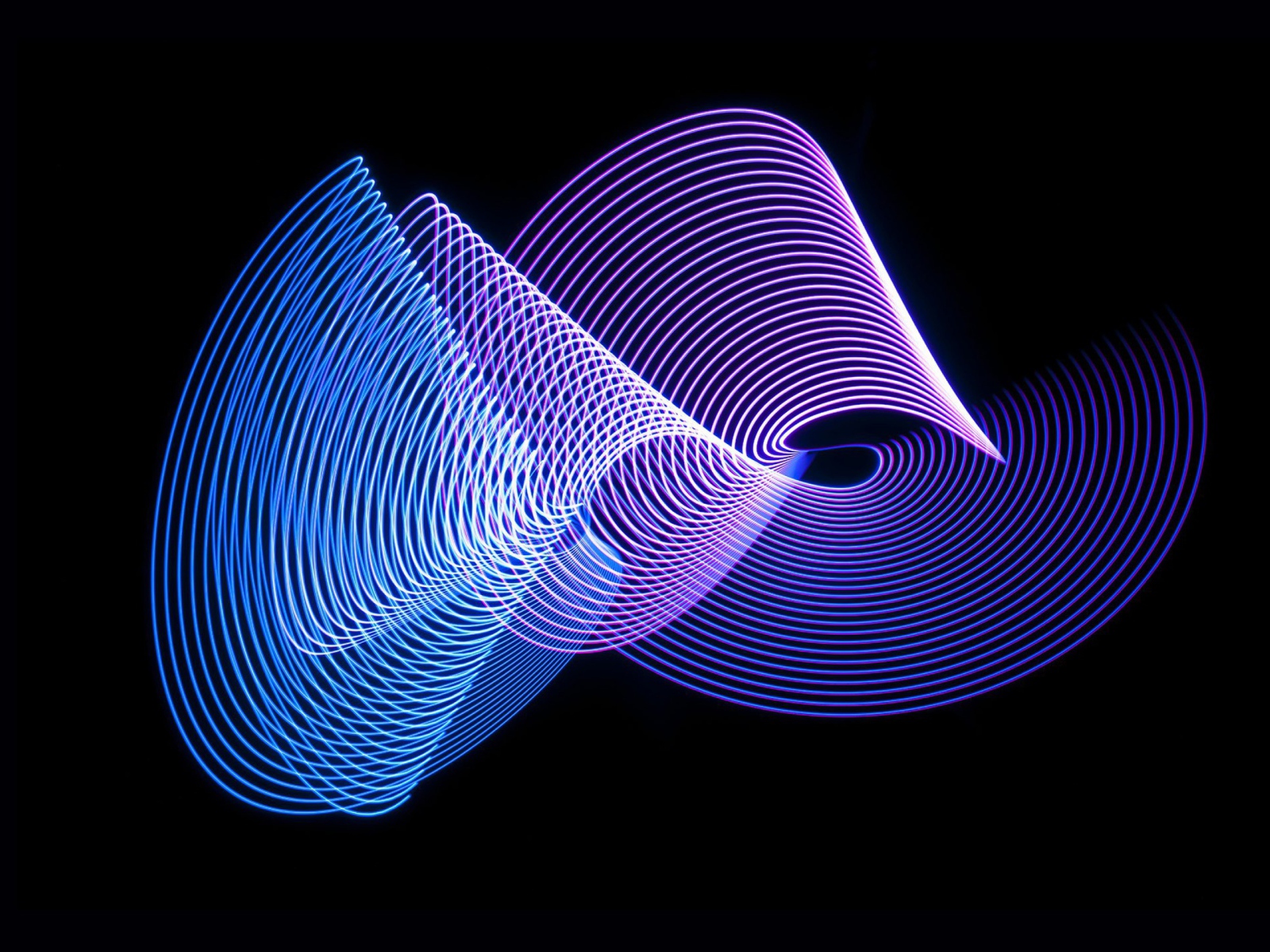Фиолетовые абстрактные волны на черном фоне