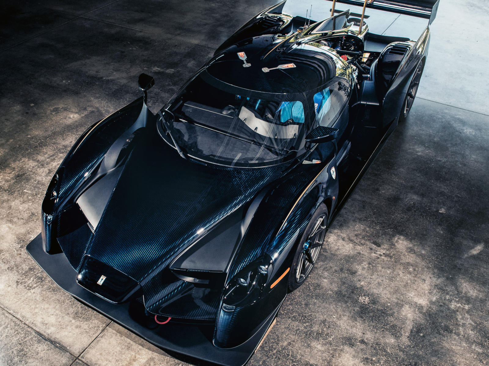 Черный спортивный автомобиль SCG 003CS Supercar