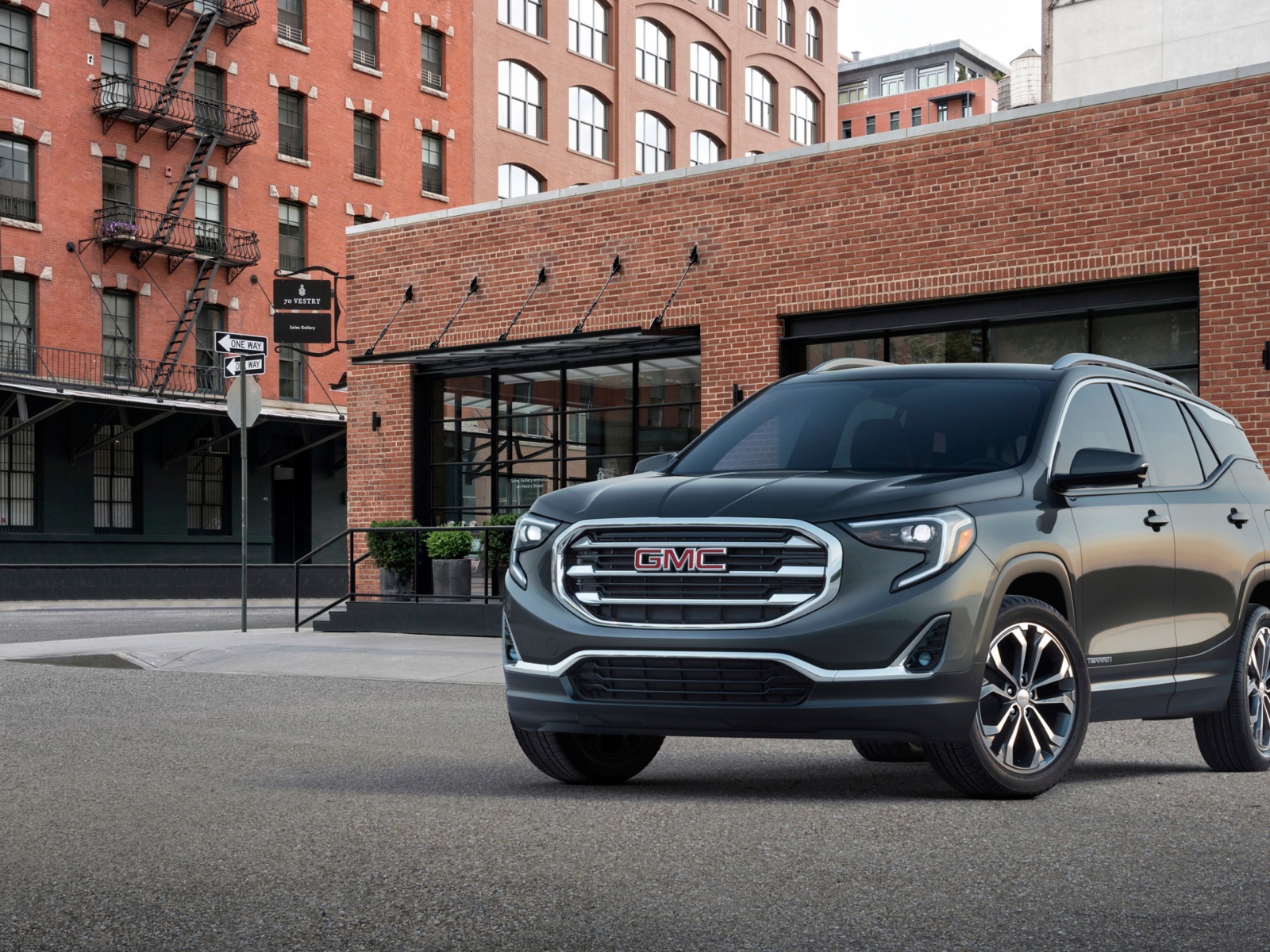 Серый внедорожник GMC Terrain на фоне здания