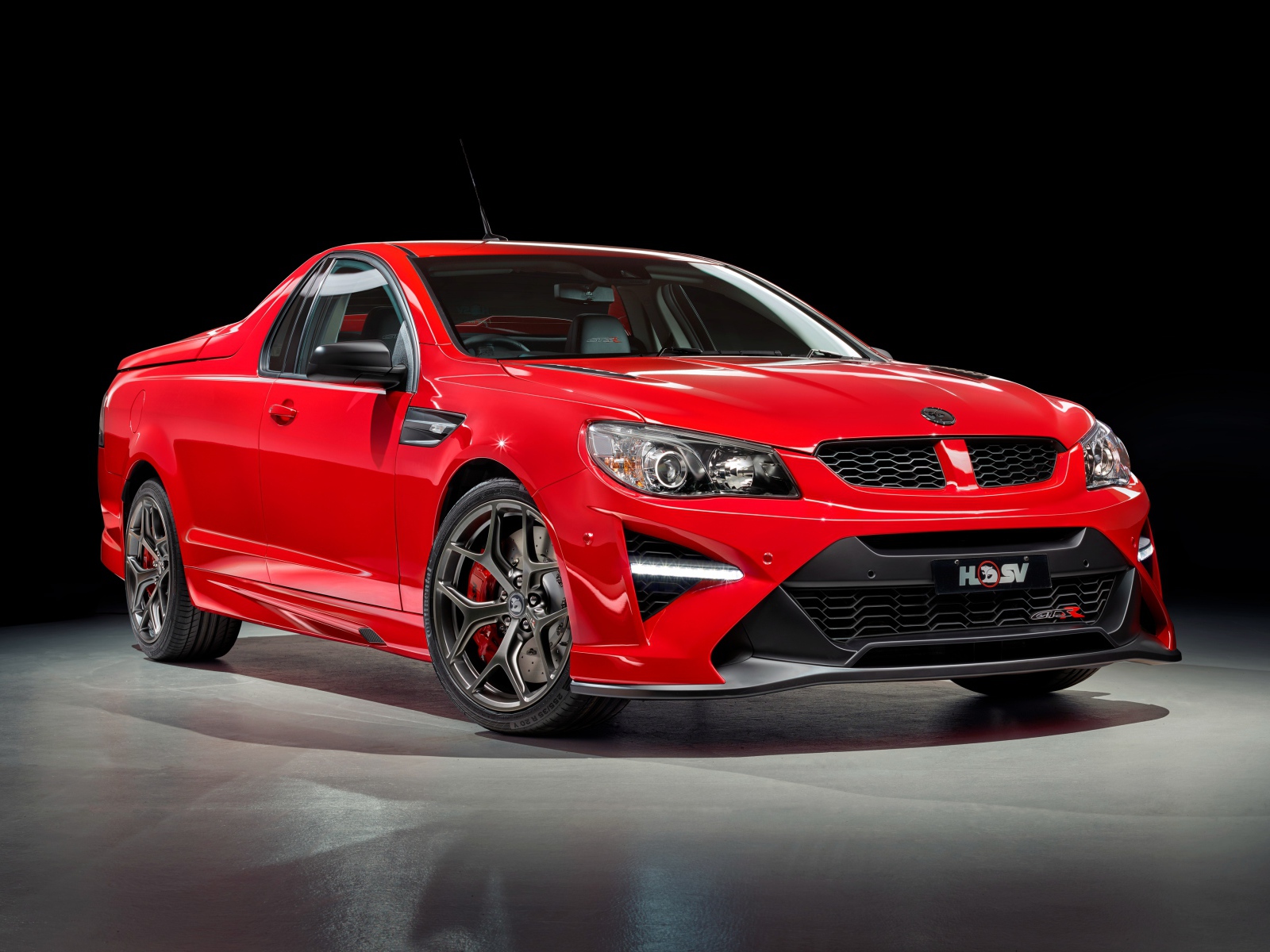 Красный автомобиль Holden GTSR Maloo, 2017 