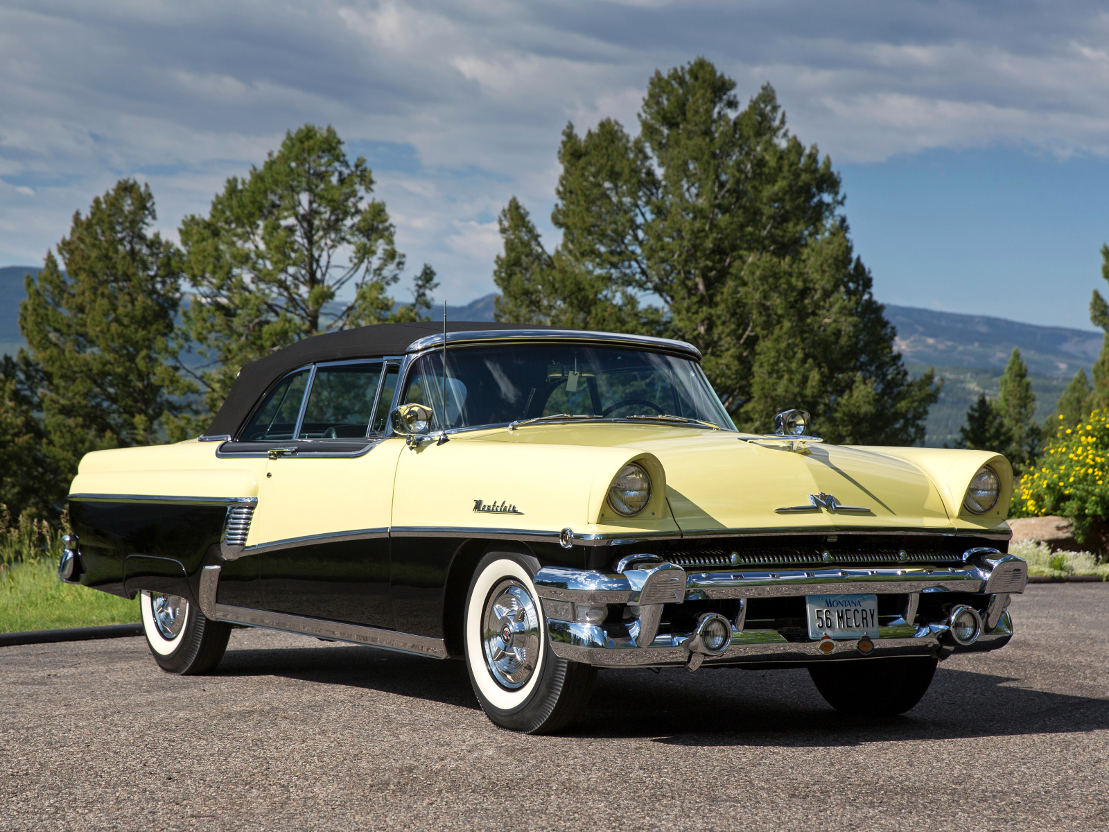 Ретро автомобиль Mercury Montclair Convertible 1956 года