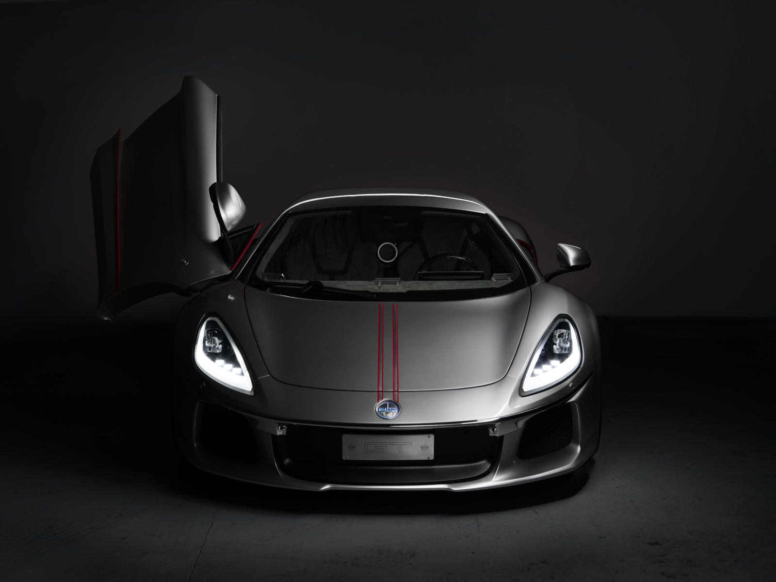 Серебристый автомобиль ATS GT, 2018 с открытой дверью