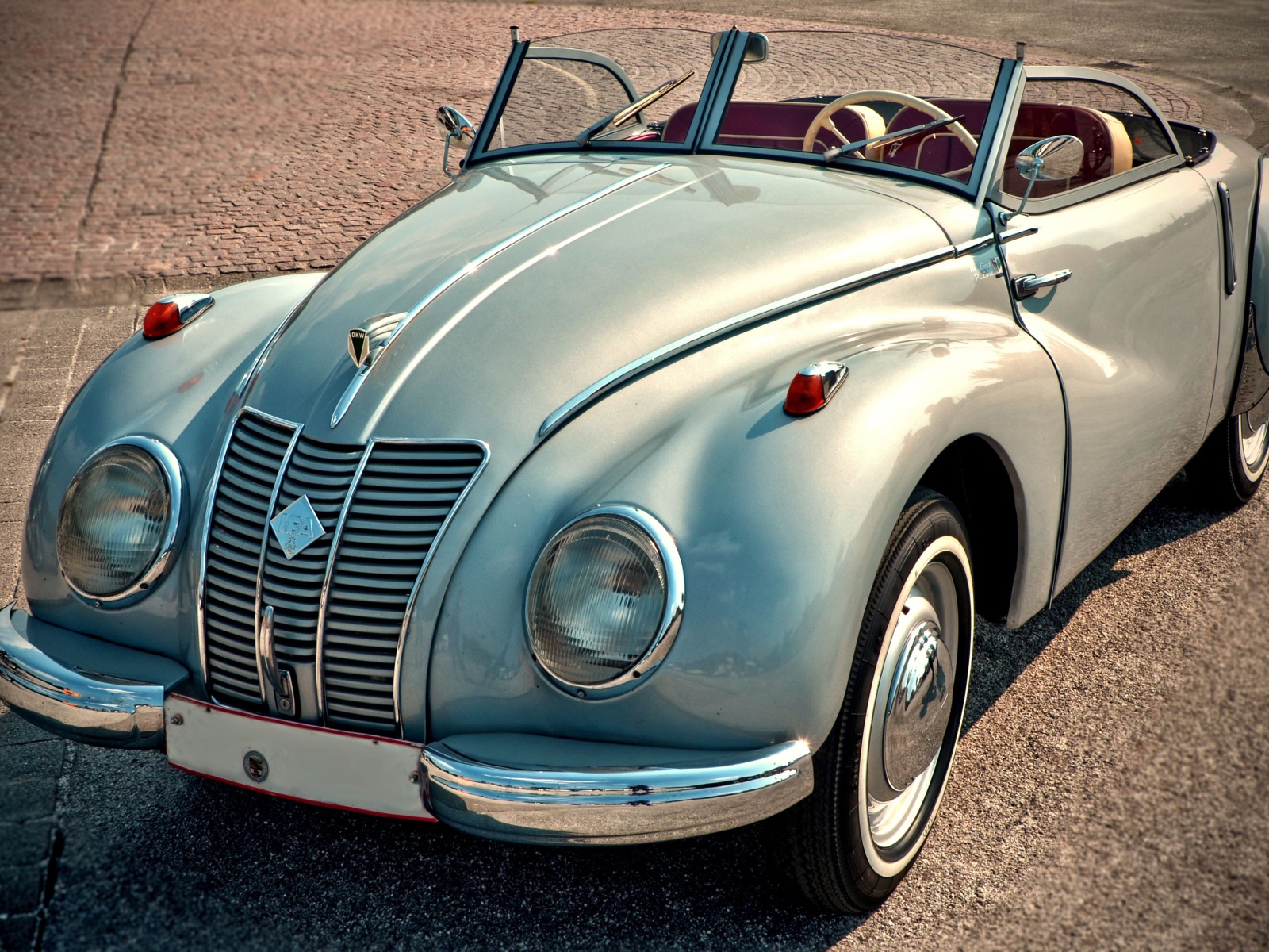 Серебристый ретро автомобиль IFA F9