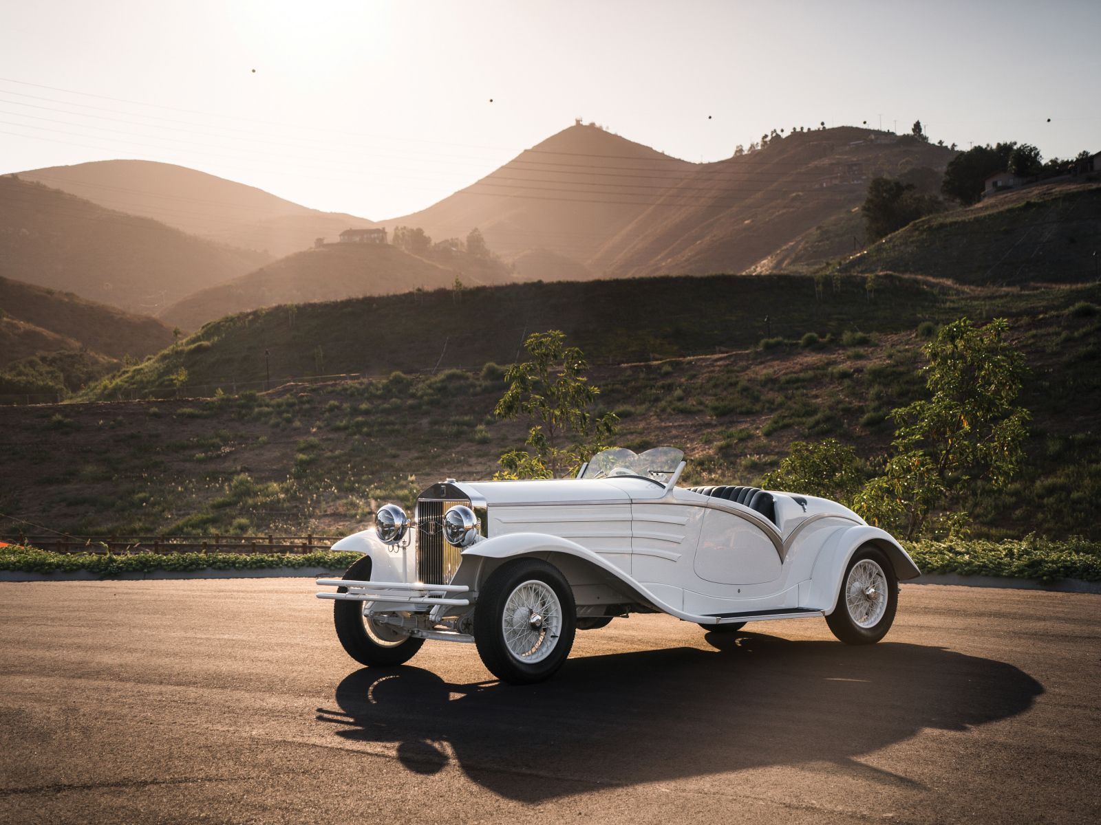 Стильный белый ретро автомобиль Isotta Fraschini Tipo 8A Spyder Flying Star Touring, 1931 года