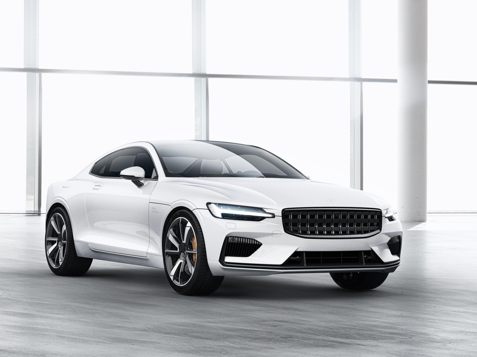 Новый белый серийный автомобиль  Polestar 1, 2019