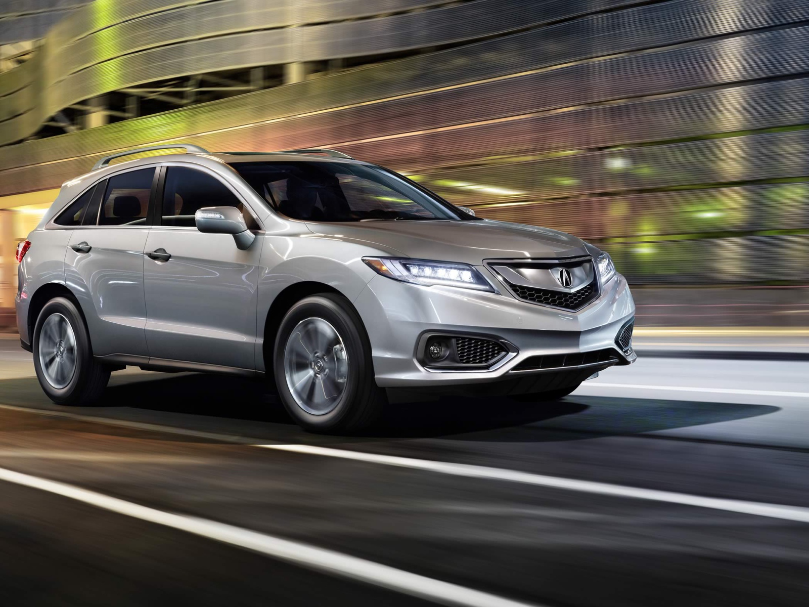 Серебристый внедорожник Acura RDX, 2018 на скорости