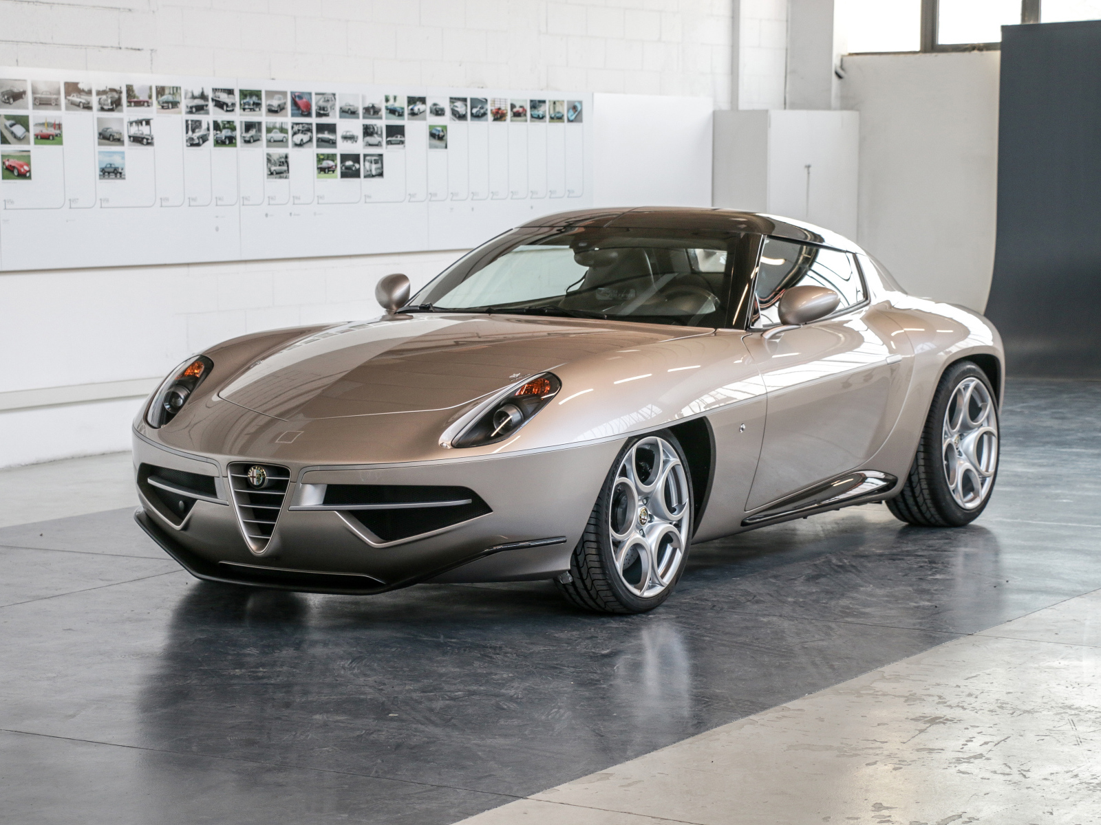 Стильный автомобиль Alfa Romeo Disco Volante, 2017 