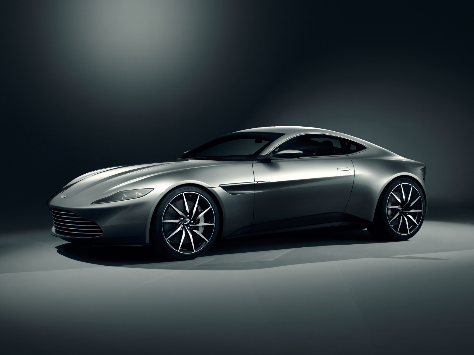 Серебристый автомобиль Aston Martin DB10 