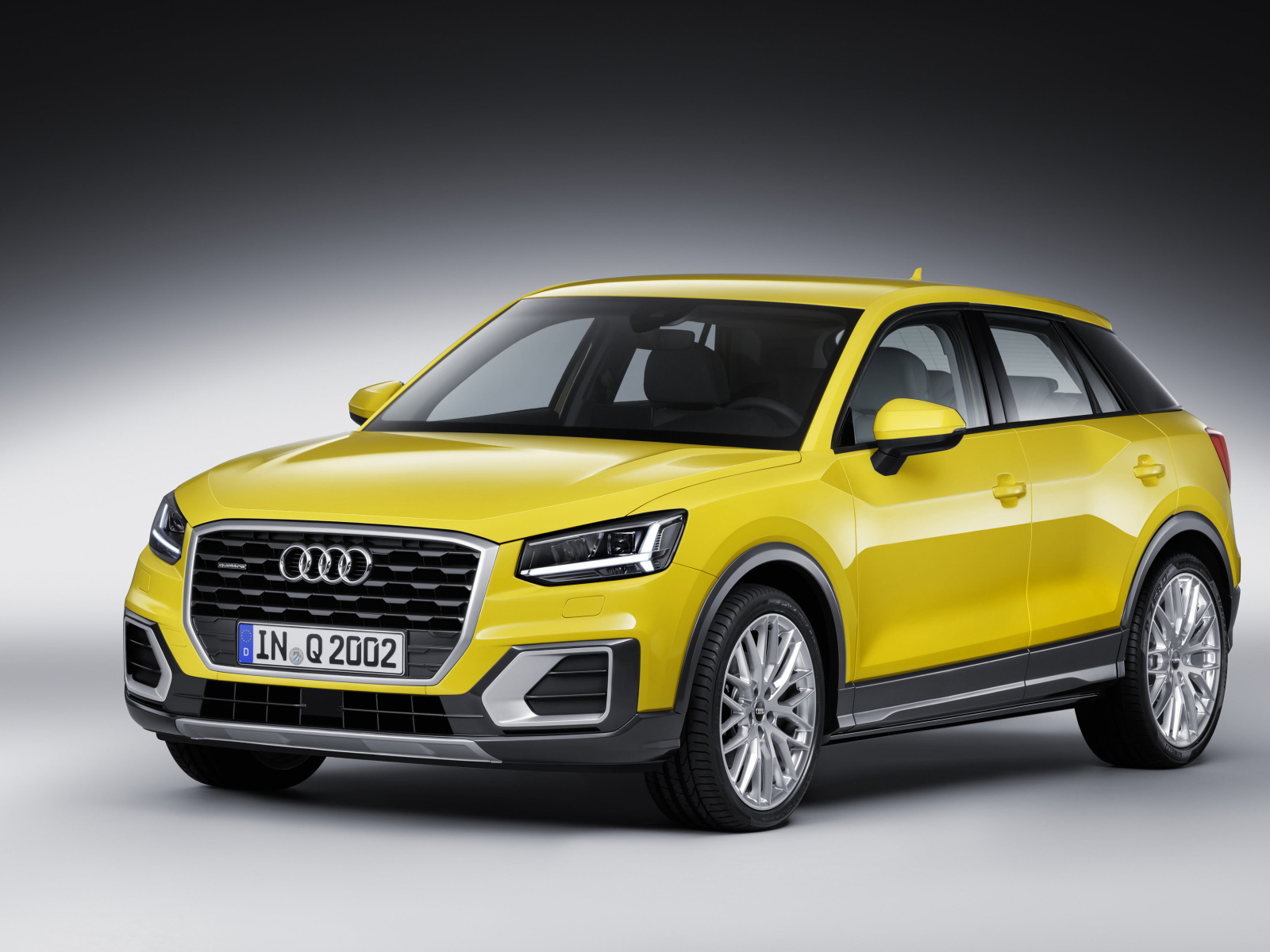 Яркий желтый автомобиль  Audi Q2, 2017 