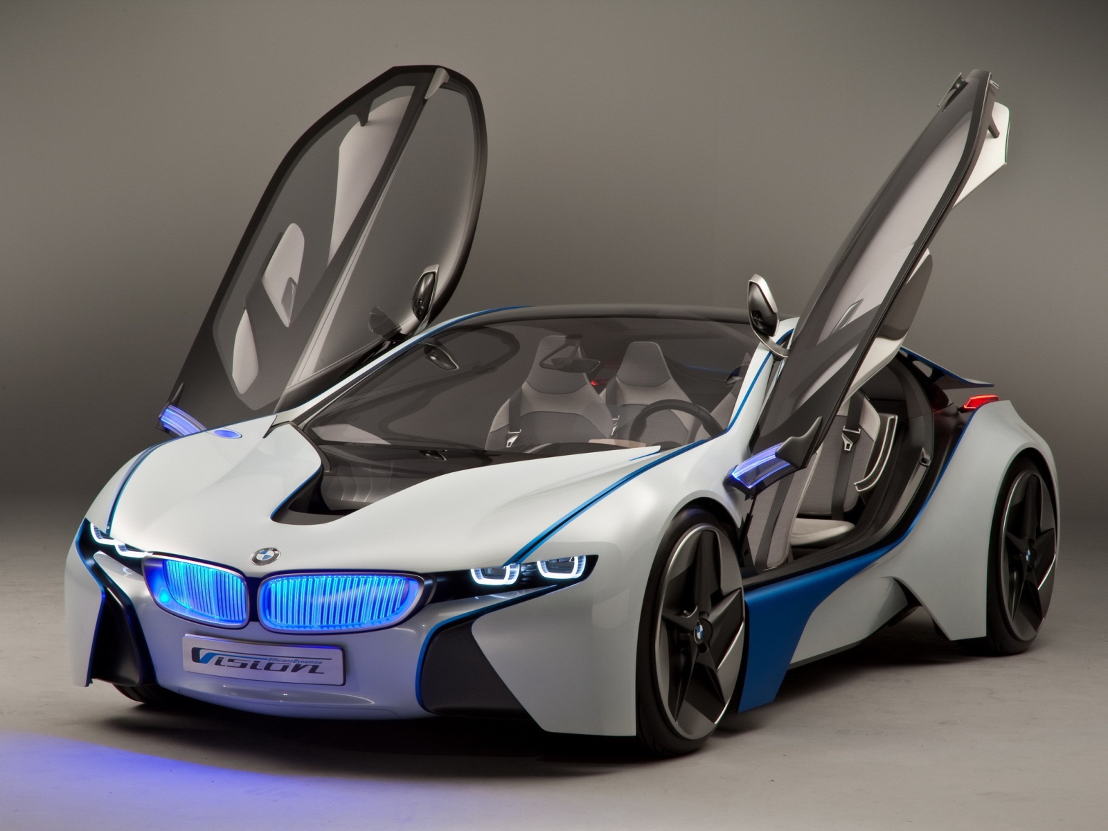Спорткар BMW i8 с открытыми дверями 