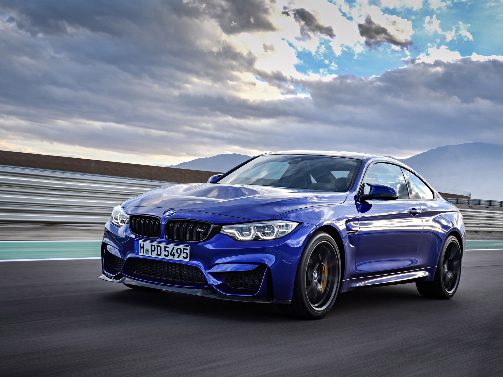 Синий автомобиль BMW M4 на фоне неба 