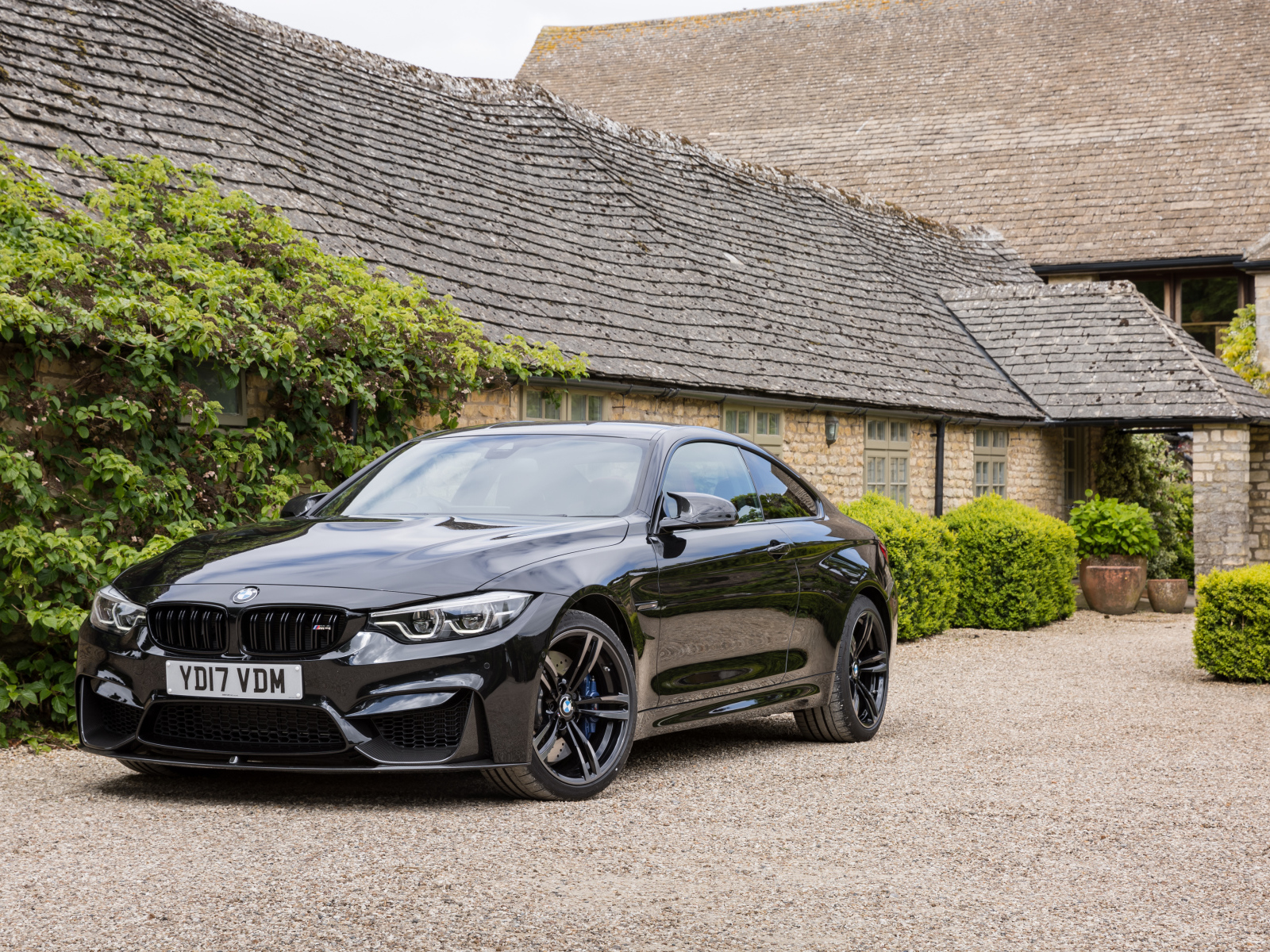 Автомобиль BMW M4 Coupe, 2017 цвет черный металлик