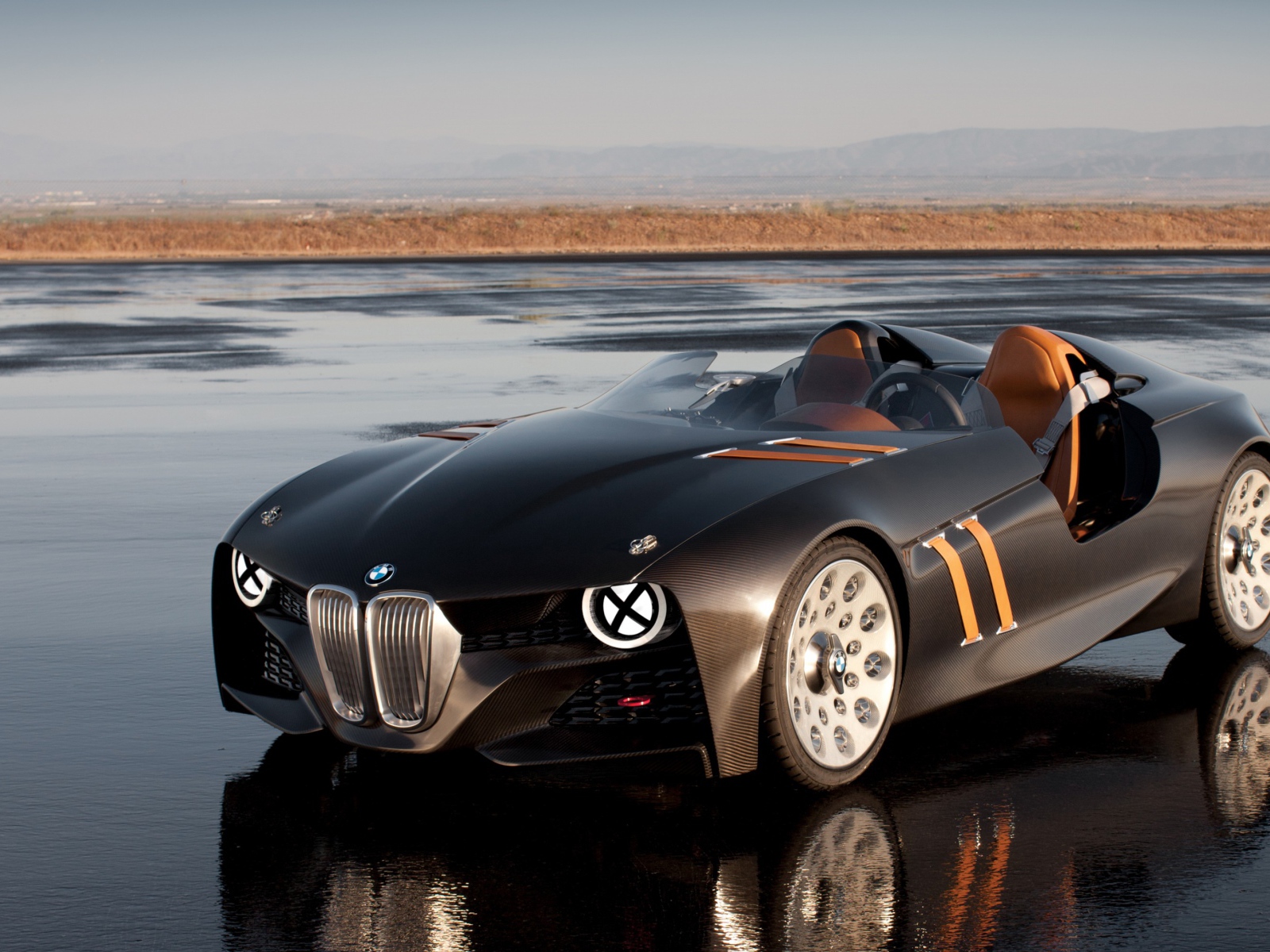 Черный гоночный автомобиль кабриолет BMW 328 на мокрой дороге