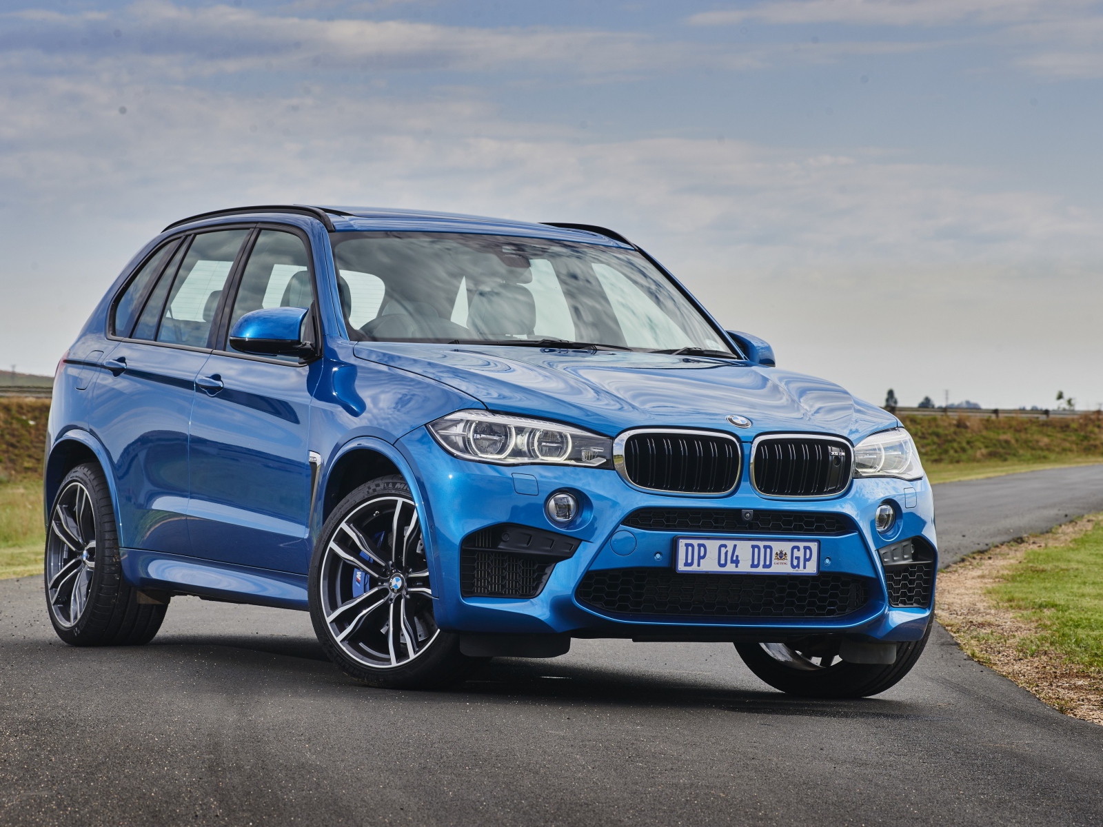 Синий кроссовер BMW F85 на дороге