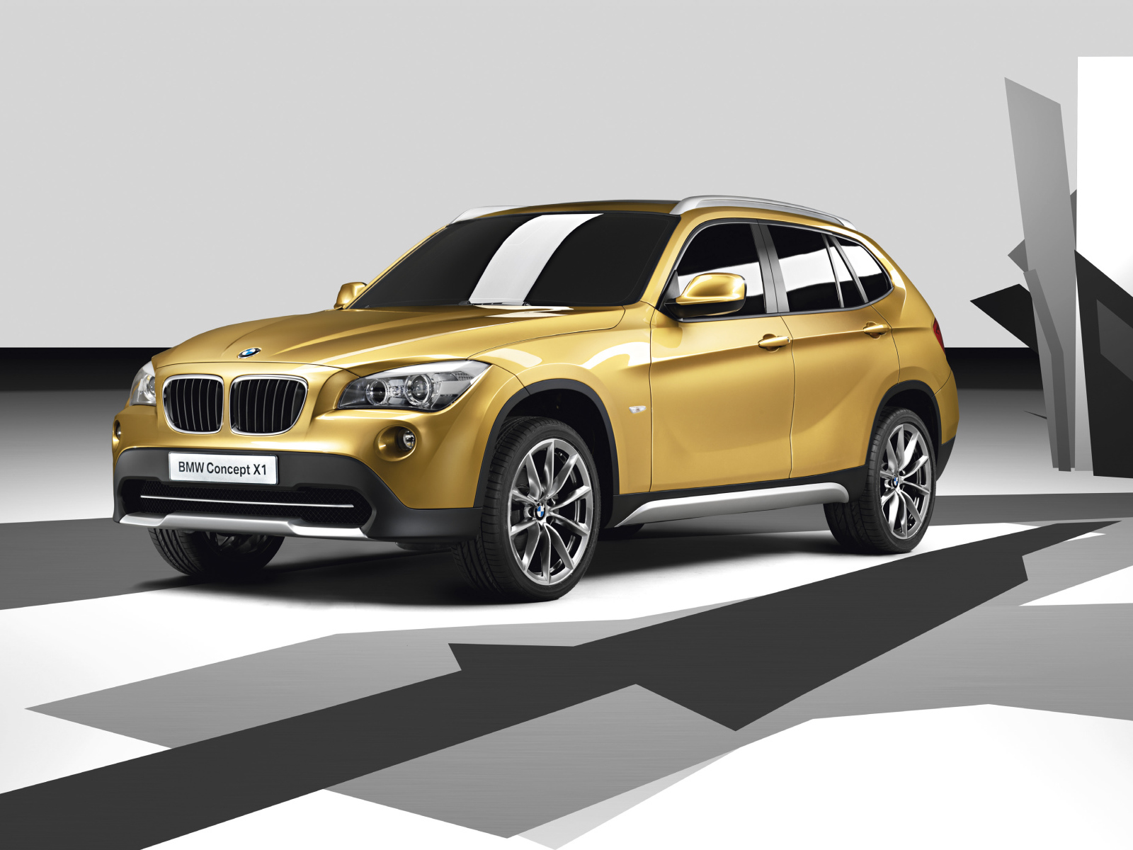 Внедорожник BMW X1 песочного цвета