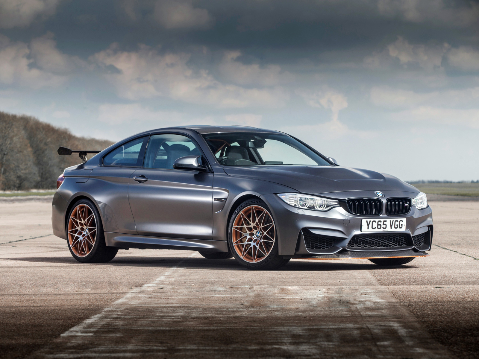 Серебристый стильный автомобиль BMW M4