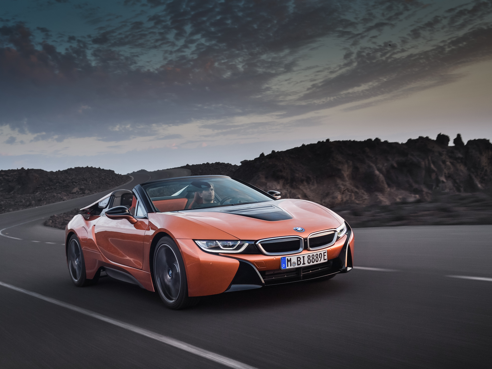 Спортивный автомобиль BMW i8 Roadster, 2018 на трассе