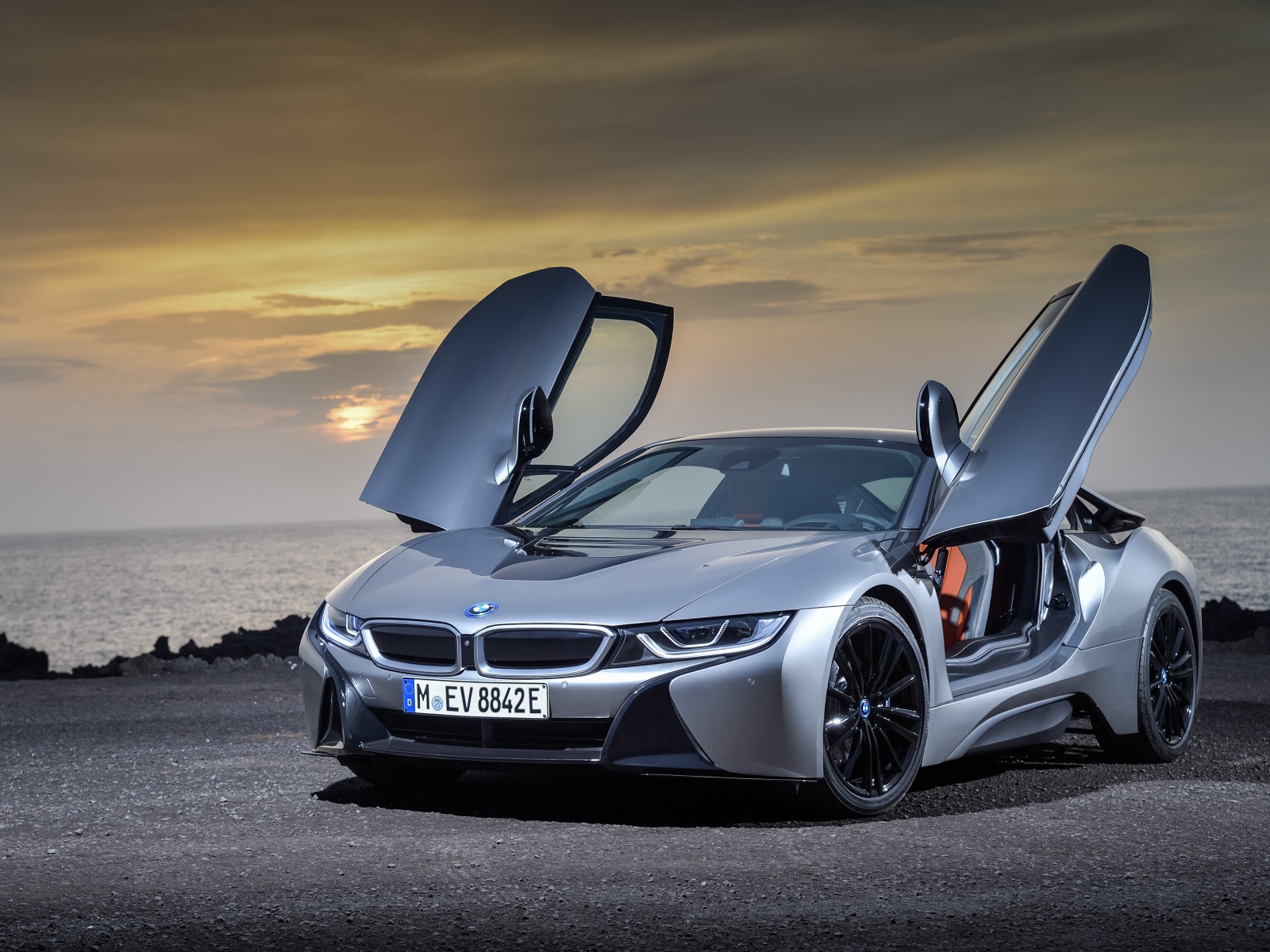 Стильный автомобиль  BMW i8 Roadster, 2018 с открытыми дверями