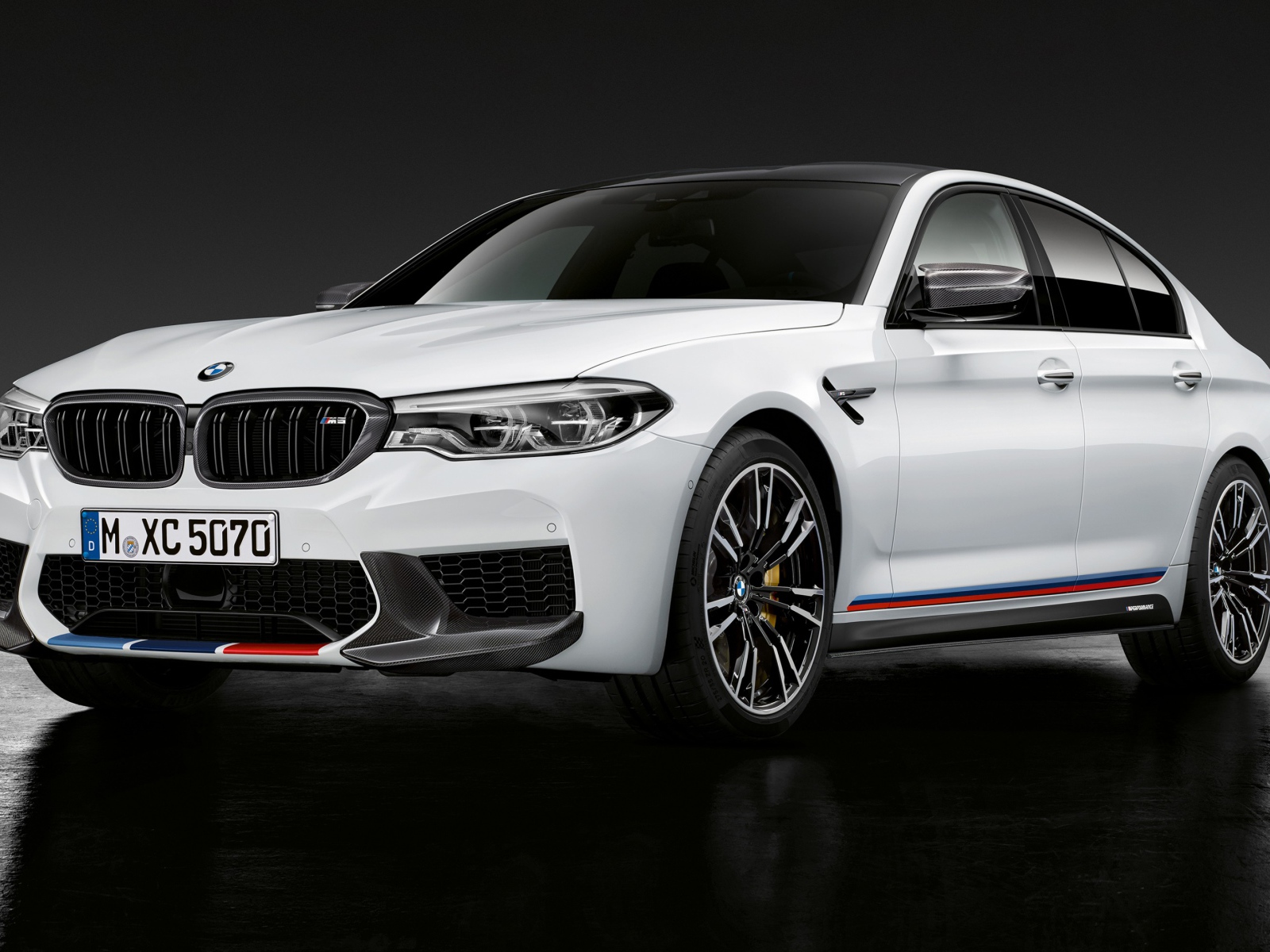 Белый автомобиль BMW M5 M Performance Parts, 2018