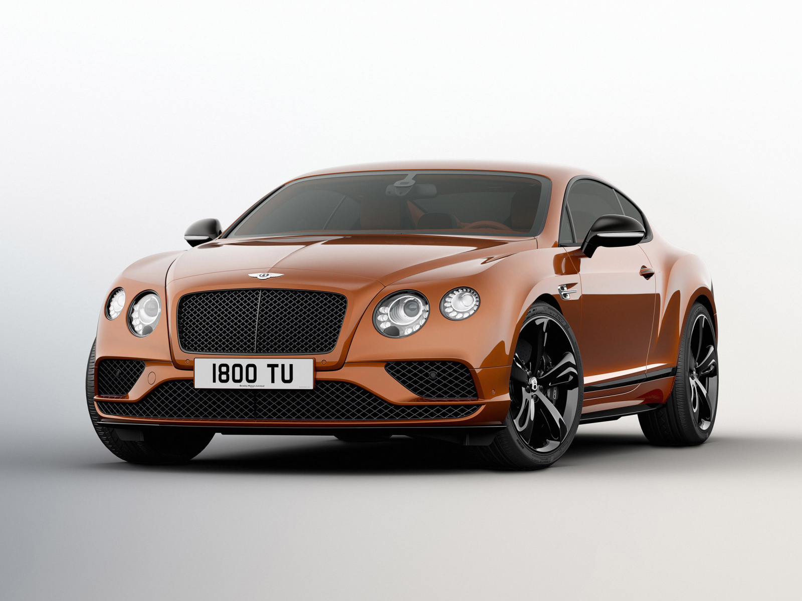 Автомобиль  Bentley Continental GT, 2017 на белом фоне 